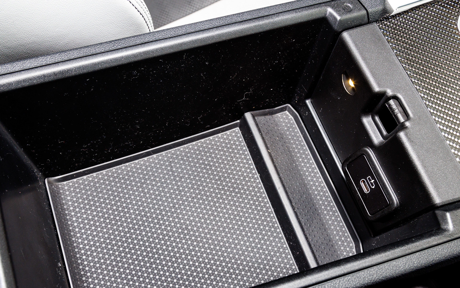 内部は収納スペースのほかUSBソケットを用意