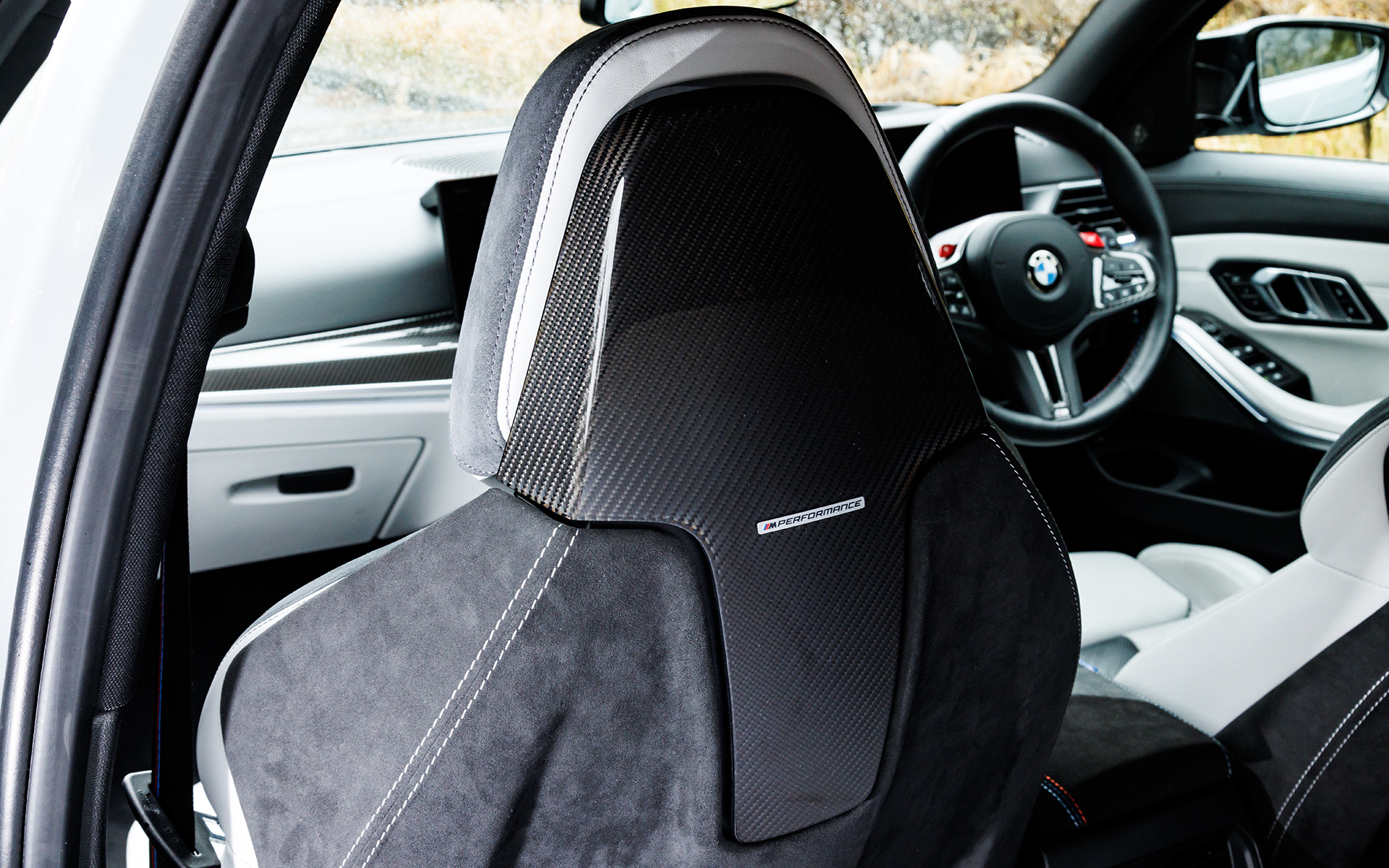 背面はシート・バック・シェルカーボン/アルカンターラブラック・ハイグロス仕上げ