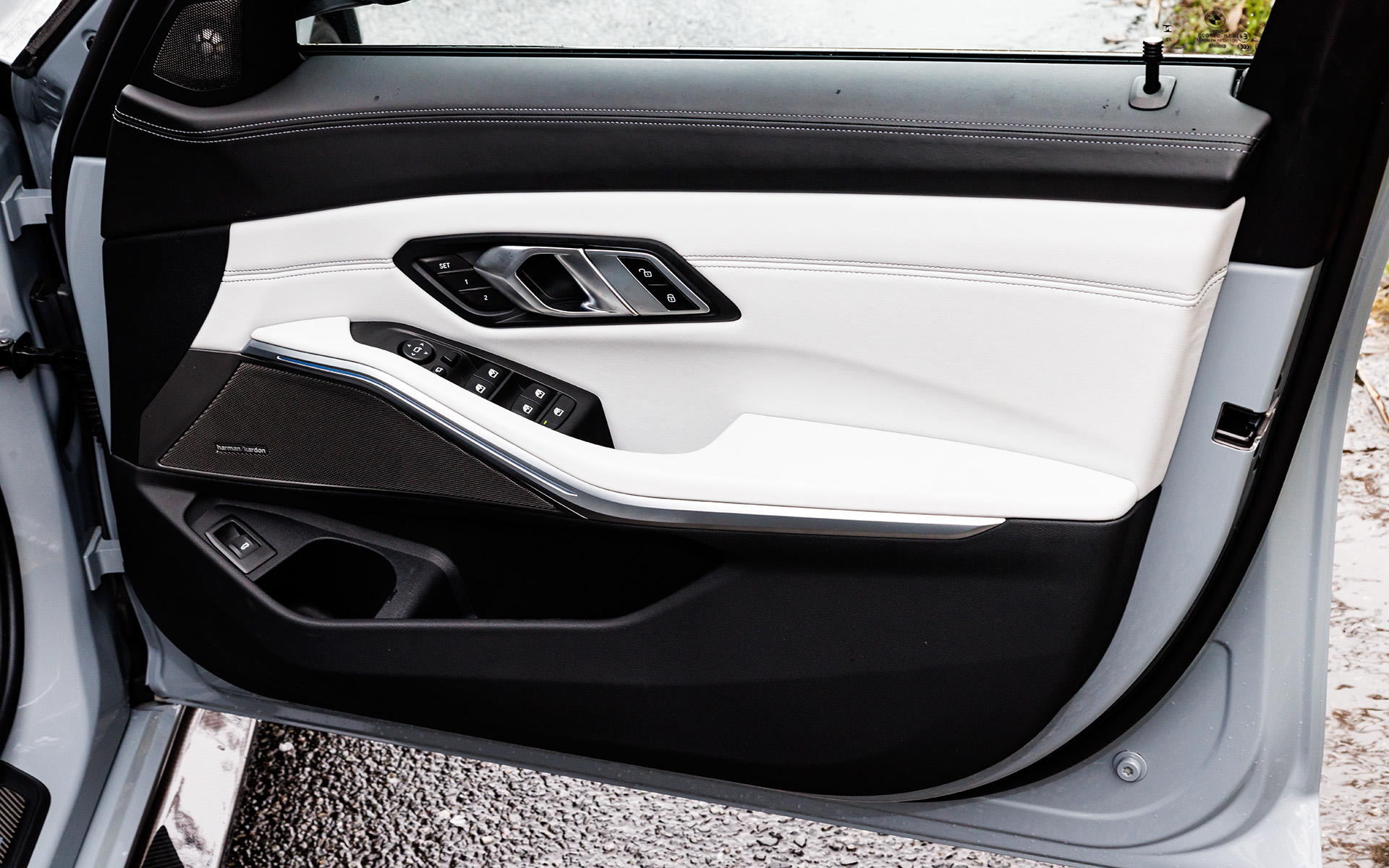 高級感満点な運転席ドアトリム。ハーマンカードンのオーディオシステムは標準装備