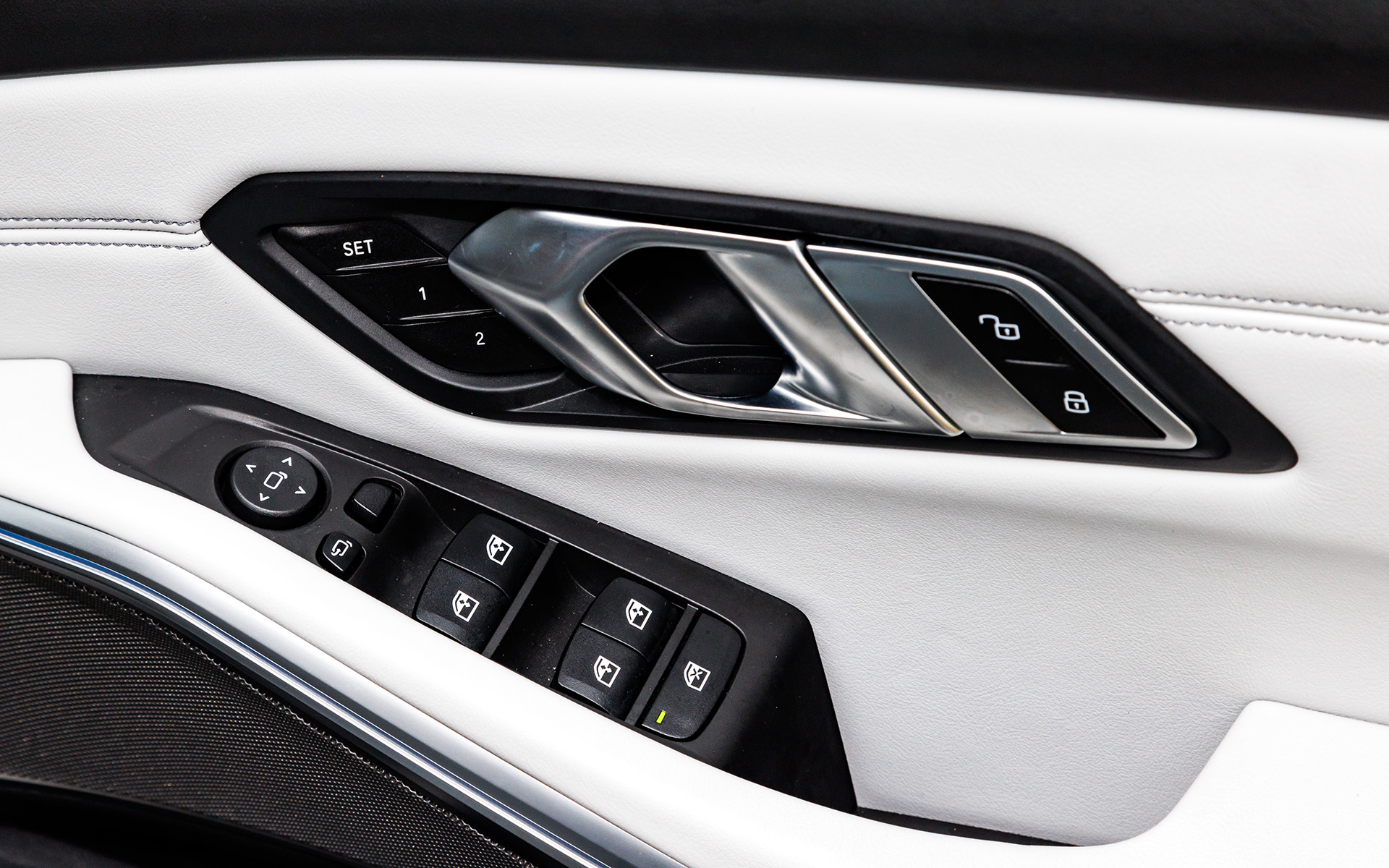 ドアハンドルとパワーウィンドウスイッチ