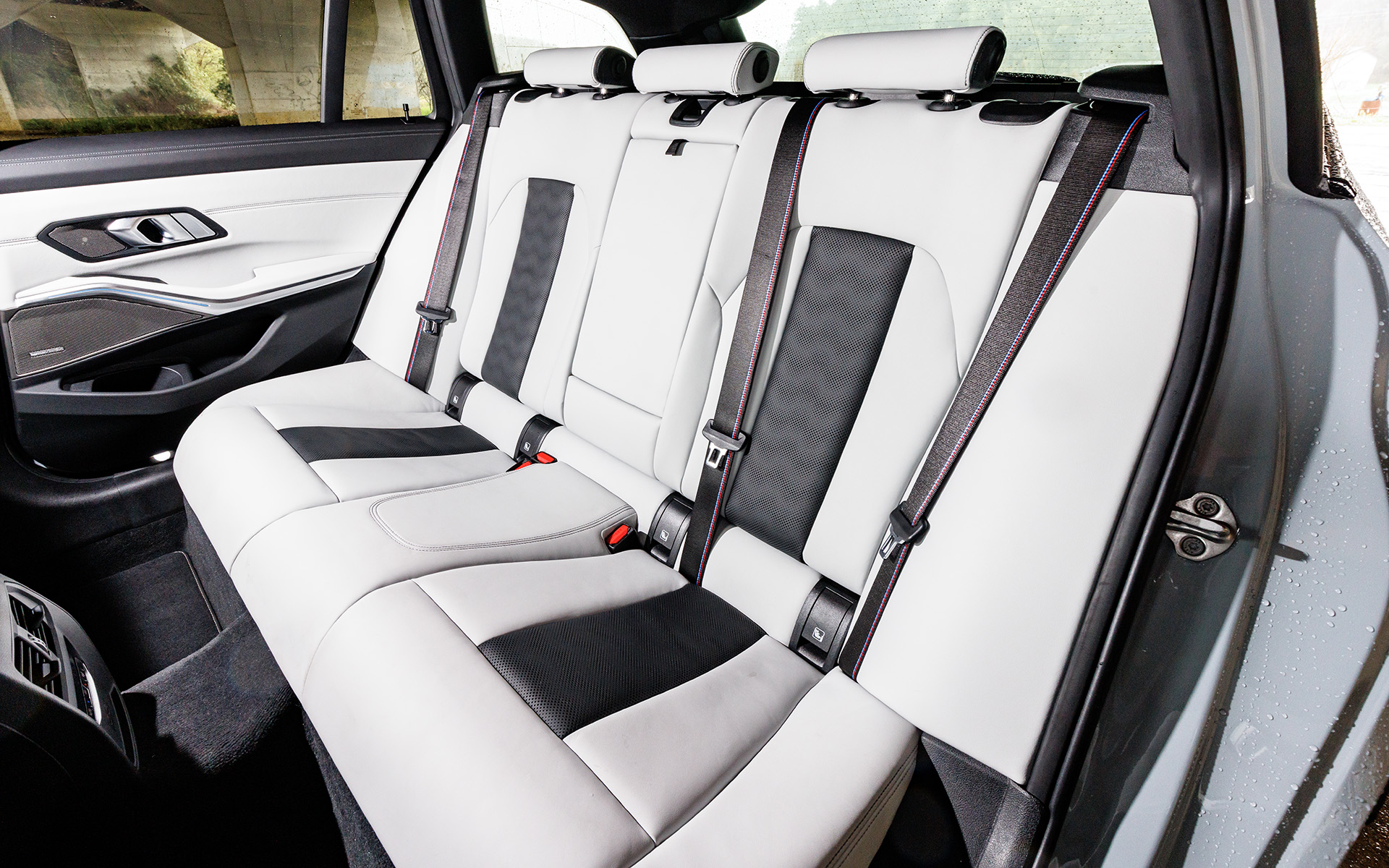 ゆったりと座ることができるリアシート。足下も十分な広さがある