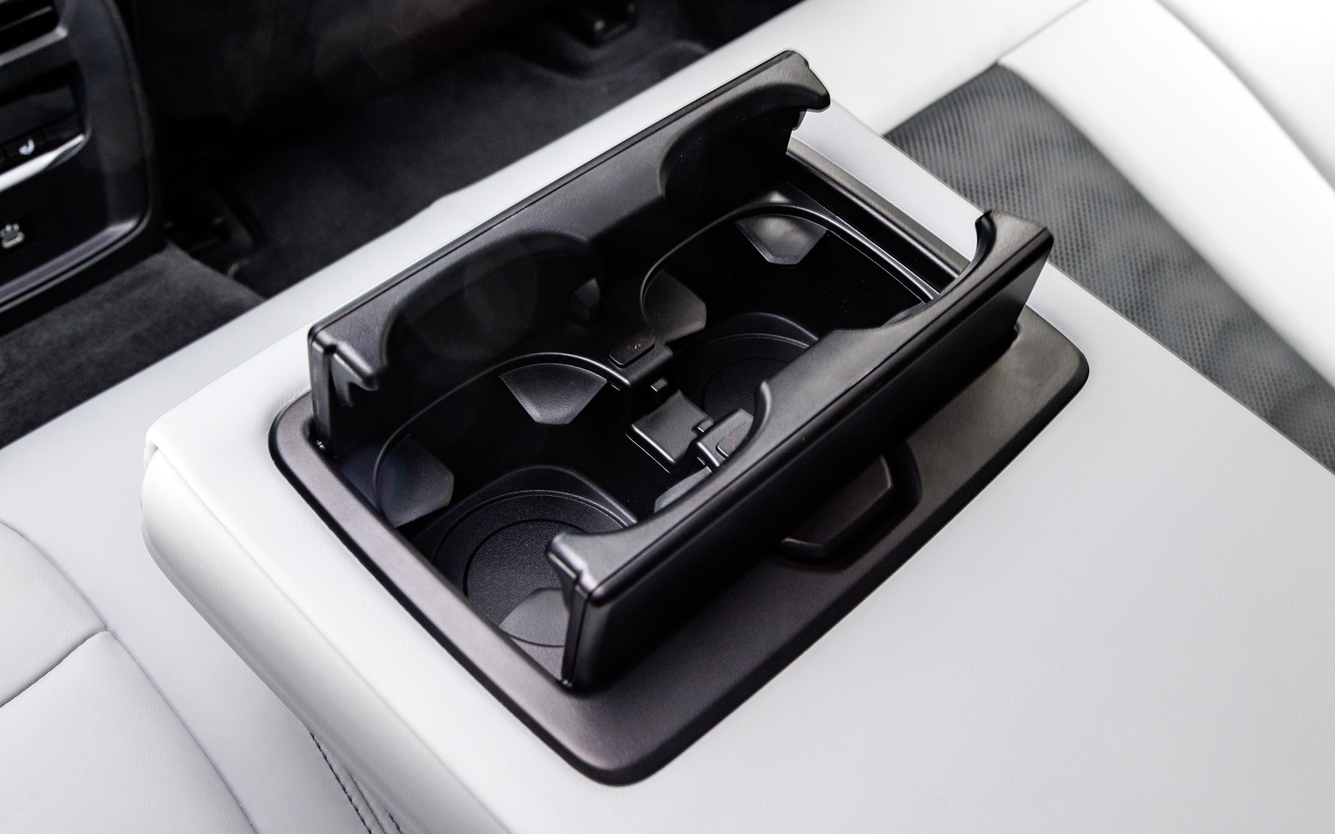 収納式のアームレストにはカップホルダーを内蔵