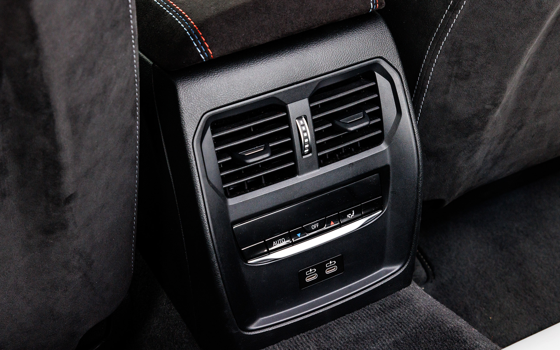 エアコンは3ゾーンタイプなのでリアも同率して温度調節が可能