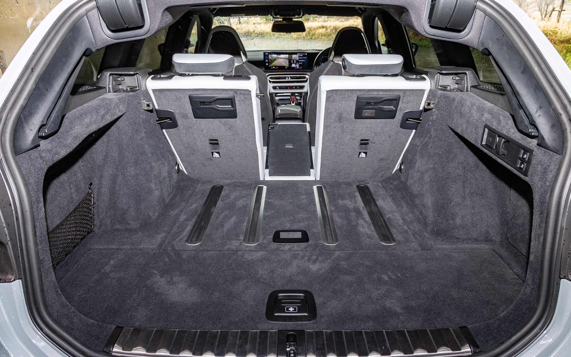 ツーリングモデルならではの広いラゲッジスペース。標準で500L、4：2：4分割可倒式のリアシートを倒せば1510Lもの容量が確保できる