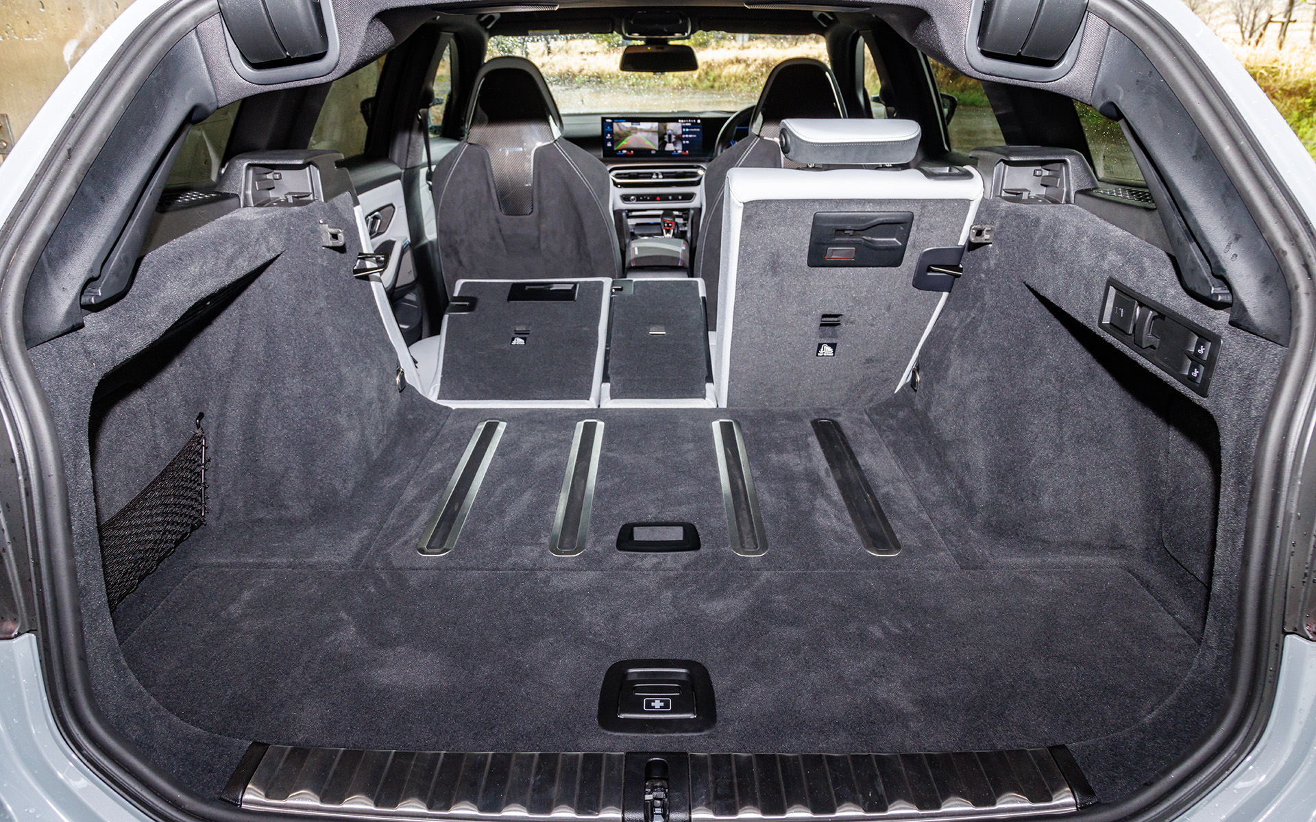 ツーリングモデルならではの広いラゲッジスペース。標準で500L、4：2：4分割可倒式のリアシートを倒せば1510Lもの容量が確保できる