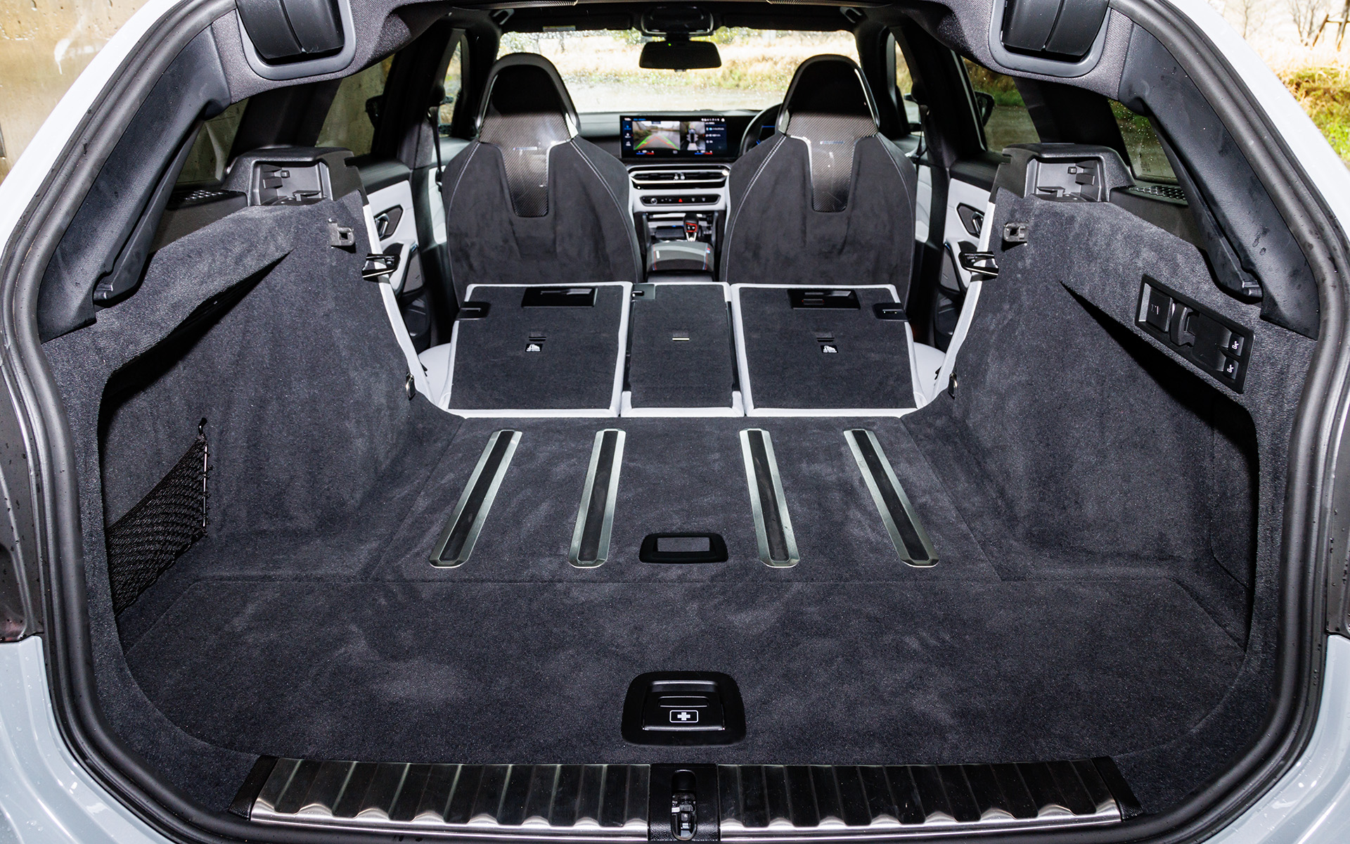 ツーリングモデルならではの広いラゲッジスペース。標準で500L、4：2：4分割可倒式のリアシートを倒せば1510Lもの容量が確保できる