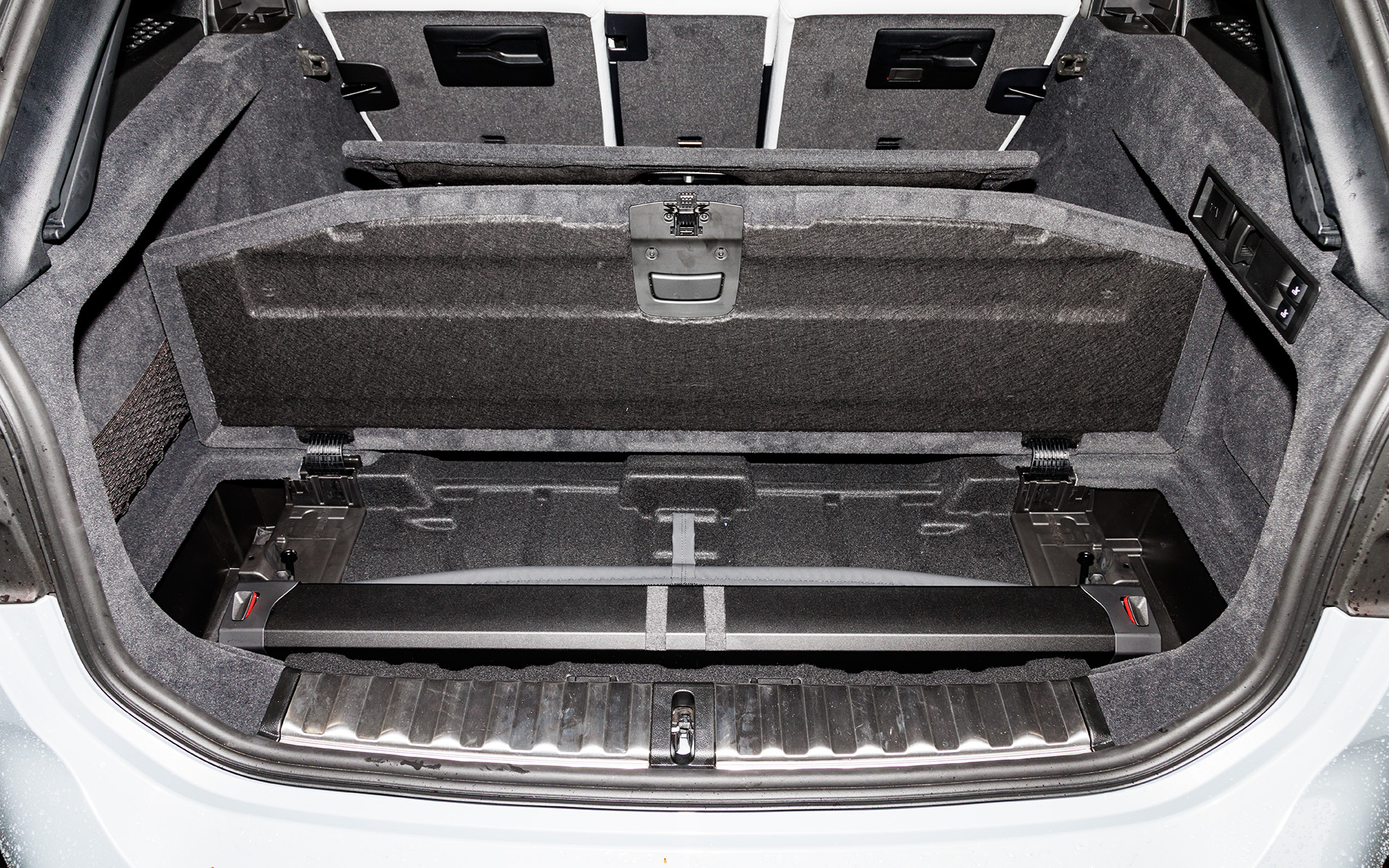 フロア下にはトノカバーなどの収納スペースがある