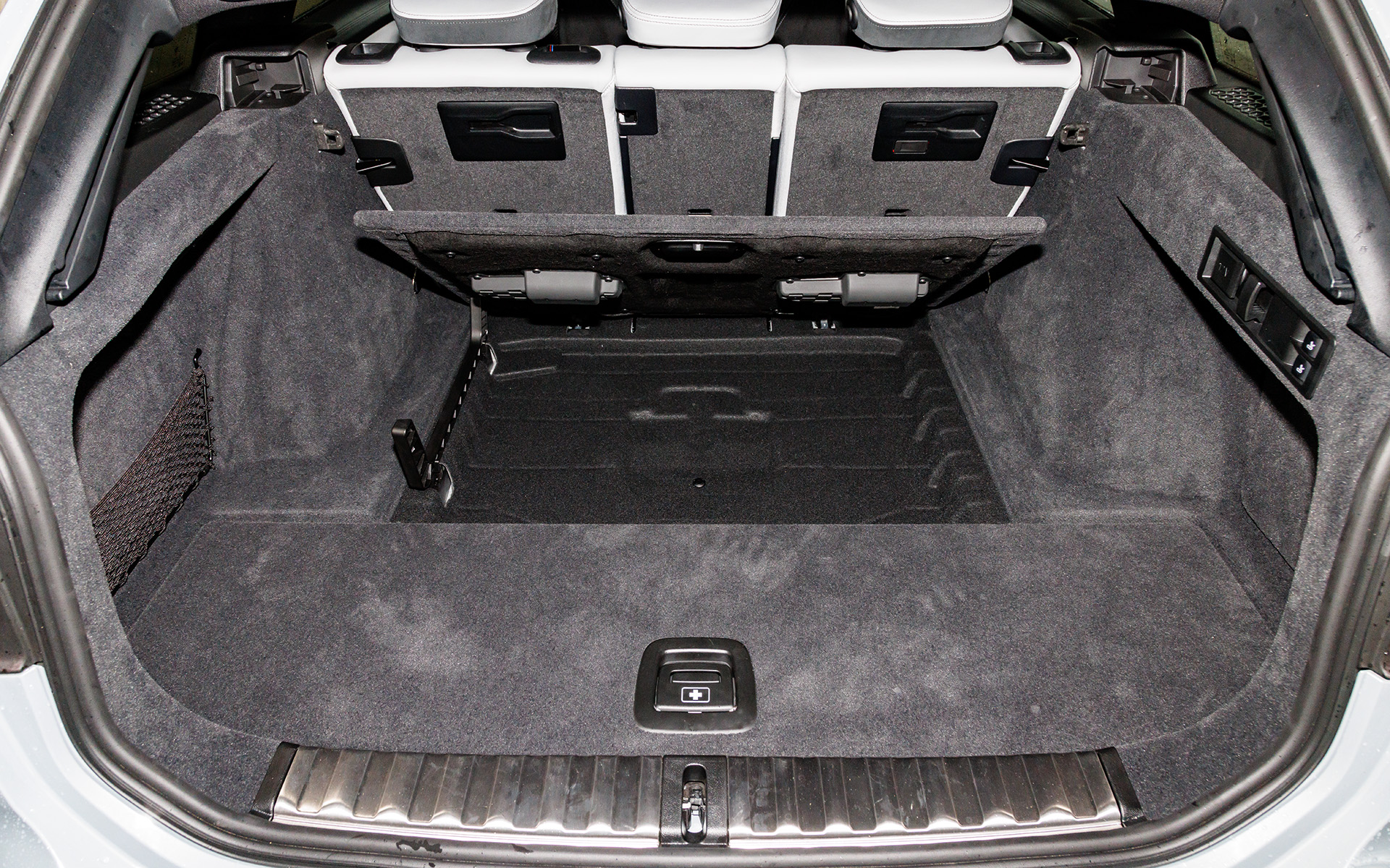 フロア下にはトノカバーなどの収納スペースがある