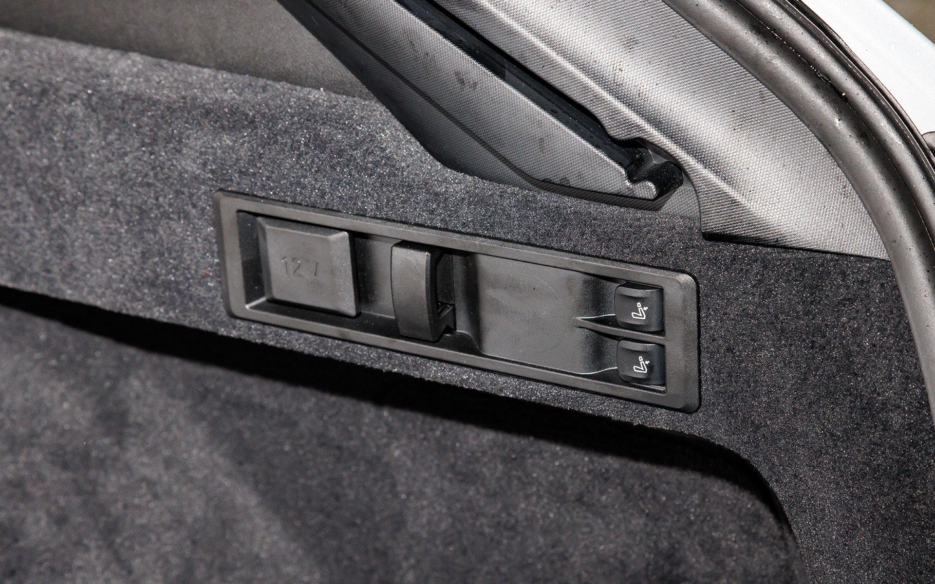 リアシートの前倒し用スイッチがある