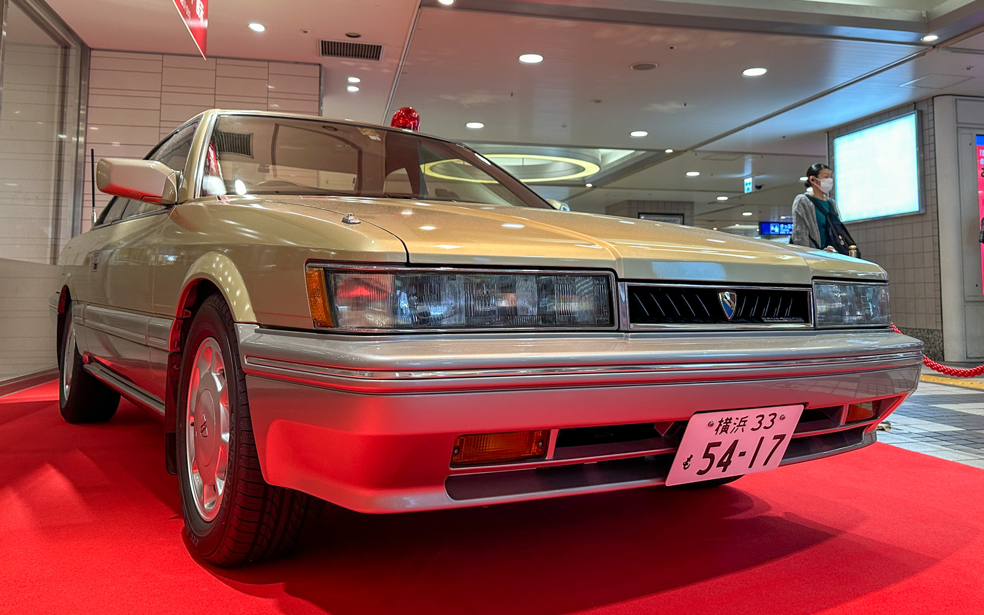 京急線上大岡駅改札口前特設会場に展示された金色のレパード