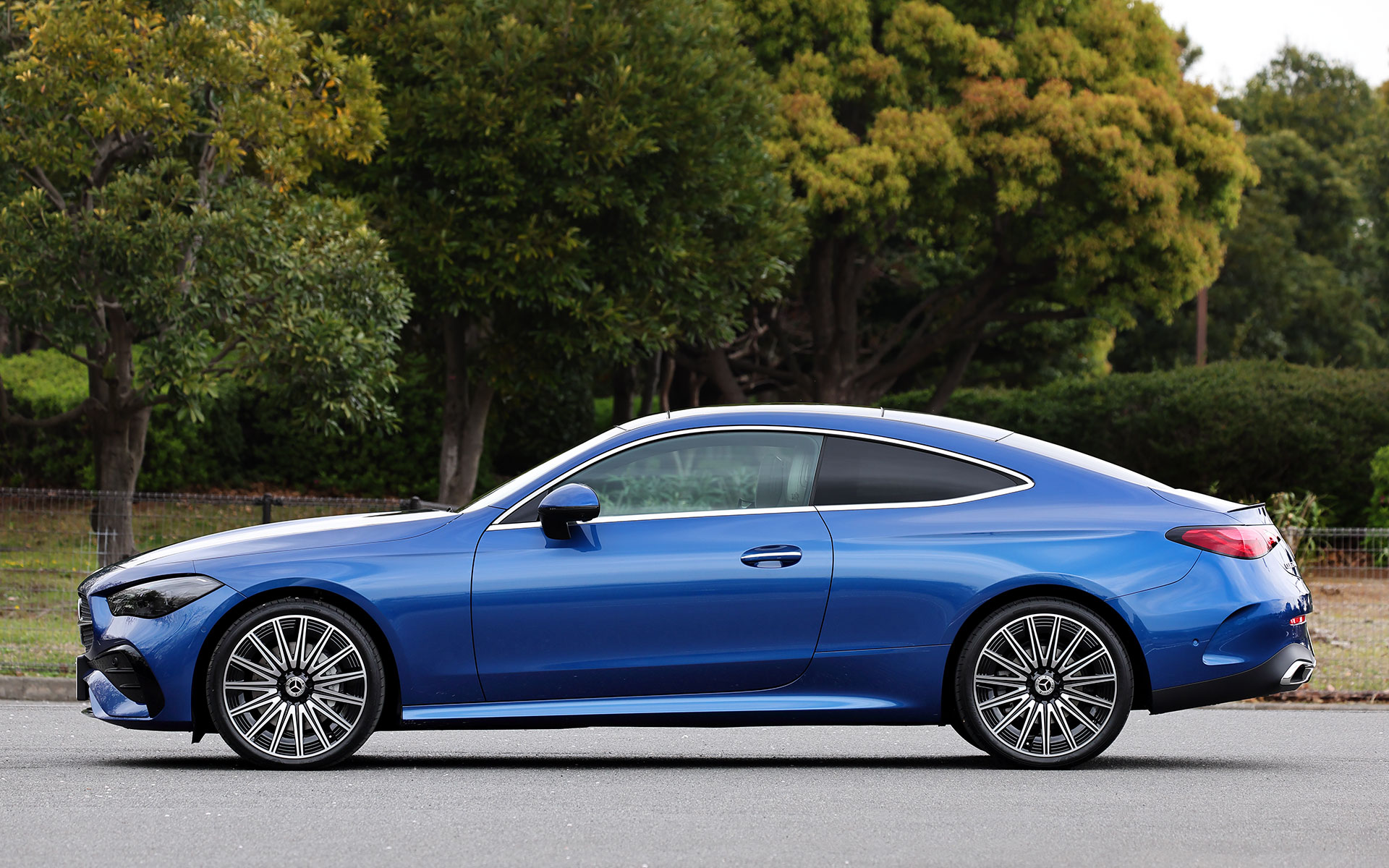 今回試乗したのは3月に発売となった2ドアクーペモデル「CLEクーペ」。「CLE 200 クーペ スポーツ」の1グレード展開で、価格は850万円。メルセデス・ベンツの2ドアクーペ伝統のロングホイールベース、ショートオーバーハング、ロングボンネットを採用したプロポーションを備え、ボディサイズは4850×1860×1420mm（全長×全幅×全高）、ホイールベースは2865mm