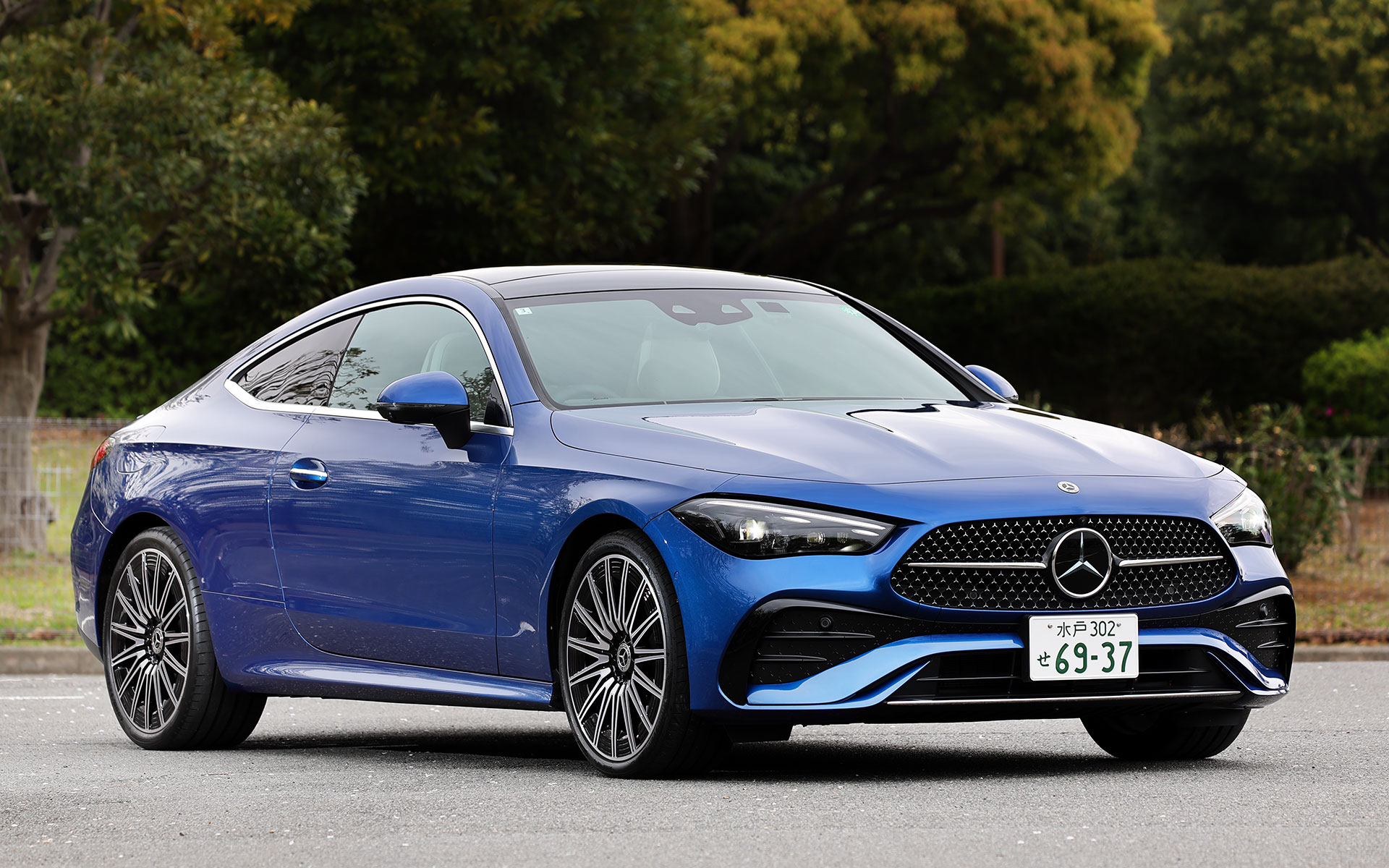 今回試乗したのは3月に発売となった2ドアクーペモデル「CLEクーペ」。「CLE 200 クーペ スポーツ」の1グレード展開で、価格は850万円。メルセデス・ベンツの2ドアクーペ伝統のロングホイールベース、ショートオーバーハング、ロングボンネットを採用したプロポーションを備え、ボディサイズは4850×1860×1420mm（全長×全幅×全高）、ホイールベースは2865mm