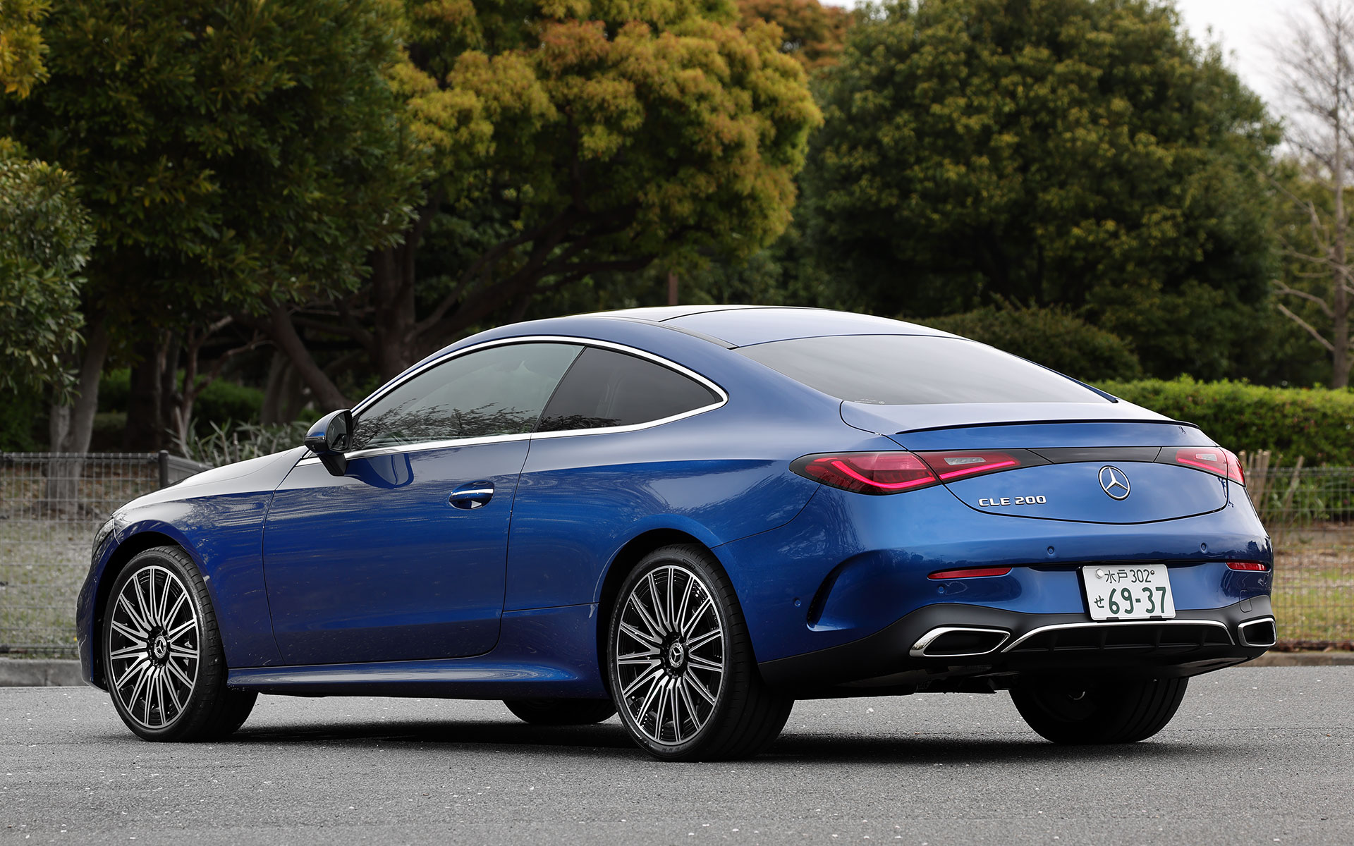 今回試乗したのは3月に発売となった2ドアクーペモデル「CLEクーペ」。「CLE 200 クーペ スポーツ」の1グレード展開で、価格は850万円。メルセデス・ベンツの2ドアクーペ伝統のロングホイールベース、ショートオーバーハング、ロングボンネットを採用したプロポーションを備え、ボディサイズは4850×1860×1420mm（全長×全幅×全高）、ホイールベースは2865mm