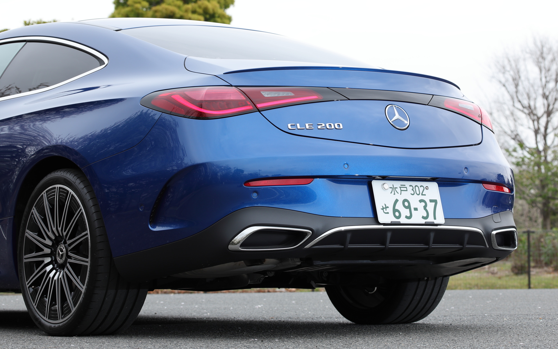 フロントは立体的なスターパターンを採用したワイドなAシェイプのフロントグリル、わずかに逆スラントとしたシャークノーズ、スリムなフルLEDヘッドライト（デジタルライト）、空力性能に優れた力強いフロントバンパーによって力強さと美しさを表現。リアも力強く張り出したフェンダーと先進的なデザインのリアバンパー、左右をダークレッドのトリムでシームレスにつないだ2ピースデザインのスリムなリアコンビネーションランプによって上質で存在感のあるリアエンドを形成したという