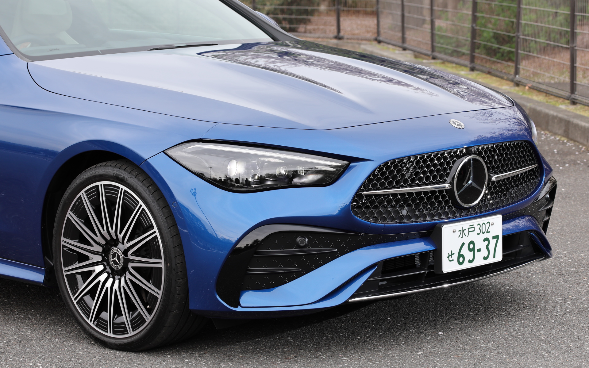 フロントは立体的なスターパターンを採用したワイドなAシェイプのフロントグリル、わずかに逆スラントとしたシャークノーズ、スリムなフルLEDヘッドライト（デジタルライト）、空力性能に優れた力強いフロントバンパーによって力強さと美しさを表現。リアも力強く張り出したフェンダーと先進的なデザインのリアバンパー、左右をダークレッドのトリムでシームレスにつないだ2ピースデザインのスリムなリアコンビネーションランプによって上質で存在感のあるリアエンドを形成したという