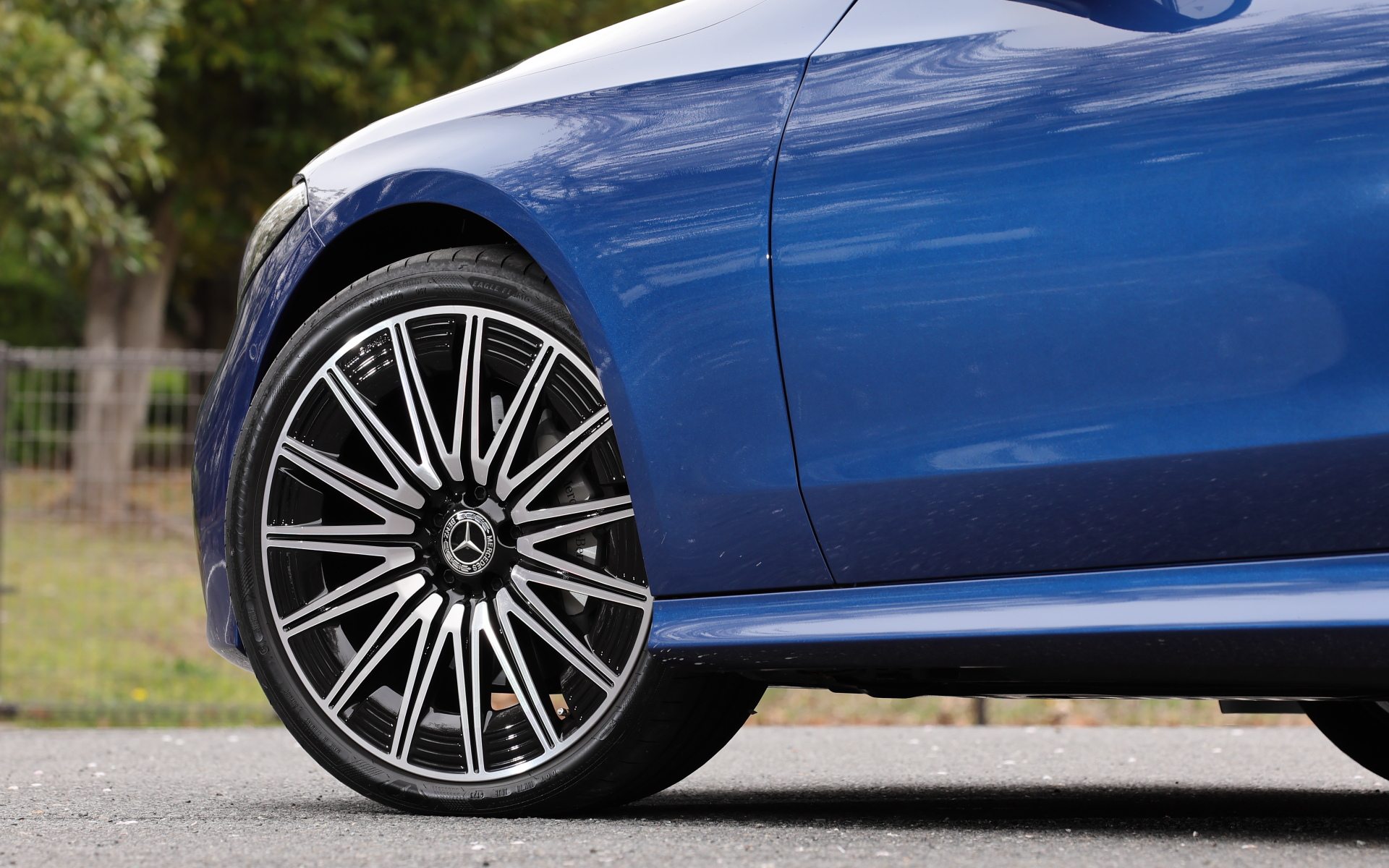 力強く張り出した前後ホイールアーチに収まるアルミホイールは標準で19インチ、オプションで20インチを設定。撮影車は20インチのAMGアルミホイール（パッケージオプション）にグッドイヤー「イーグルF1」をセット