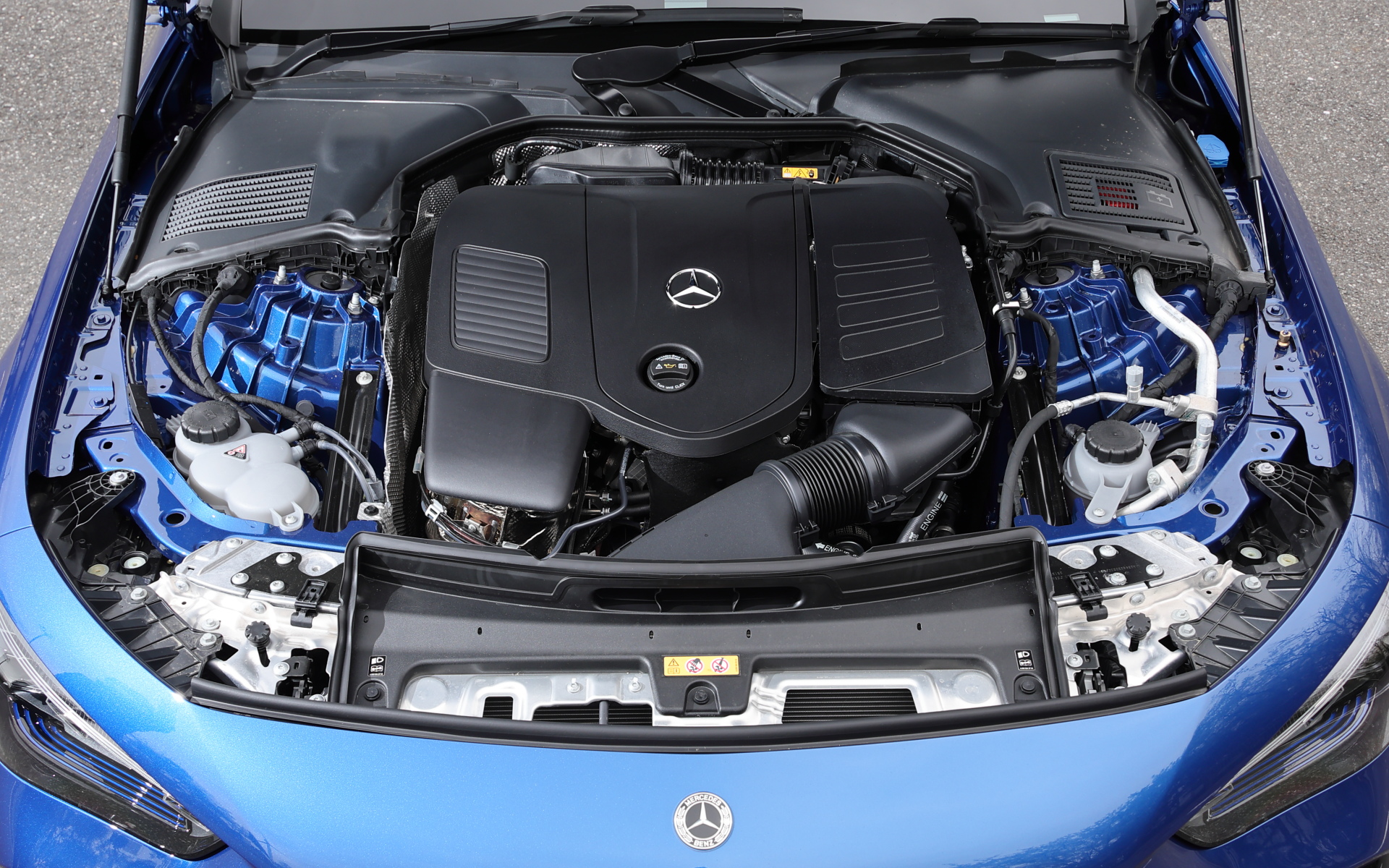 パワートレーンは最高出力150kW（204PS）/5800rpm、最大トルク320Nm/1600-4000rpmを発生する直列4気筒2.0リッター直噴ターボ「M254」型エンジンと、トランスミッションの間に配置されている第2世代のISG（Integrated Starter Generator：マイルドハイブリッドシステム）が組み合わされ、短時間となるものの最大で出力は17kW（23PS）、トルクは205Nmの電動ブーストが可能。WLTCモード燃費は14.5km/L