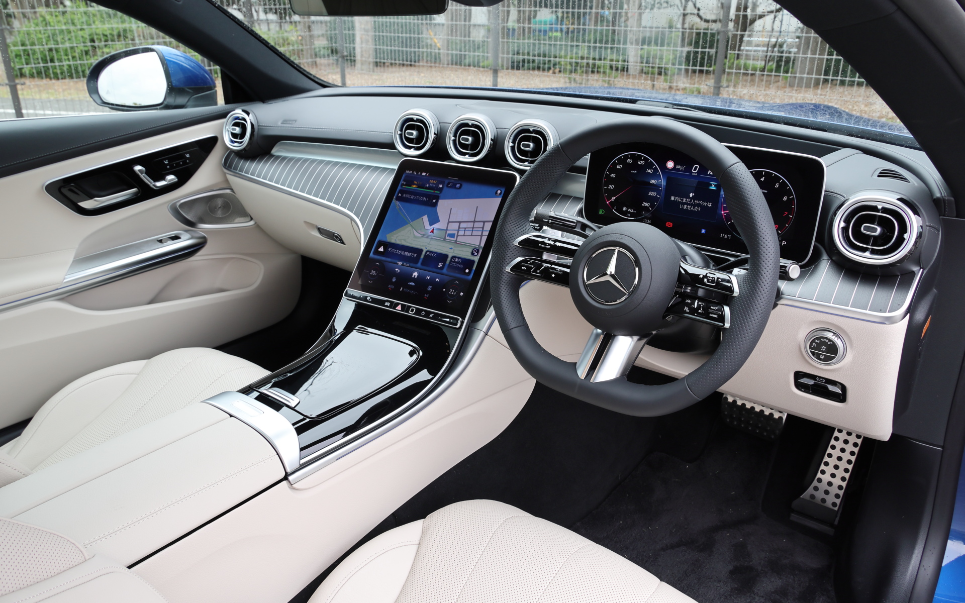 インテリアでは専用開発のスポーティなデザインのフロントシートを採用するとともに、後席は40：20：40の分割可倒式で多彩なシートアレンジを可能にした。ラゲッジスペース容量は420Lを確保する。コクピットは人間工学に基づいて配置した12.3インチと11.9インチの2つの高解像度ディスプレイを搭載。また、日々の乗車中に行なう操作の流れを「ルーティン」として組み立て、一定の条件を満たした場合に各種機能を作動させることで、ドライバーの車内での操作負担を軽減する「ルーティン機能」を搭載しているのも新しい