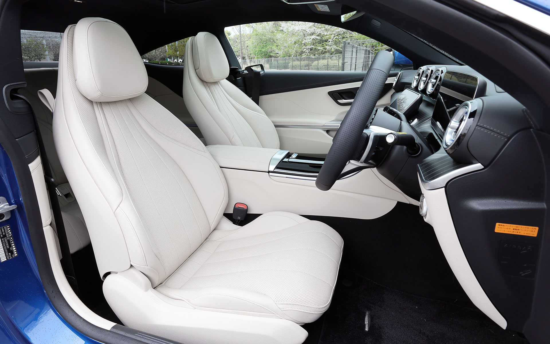 インテリアでは専用開発のスポーティなデザインのフロントシートを採用するとともに、後席は40：20：40の分割可倒式で多彩なシートアレンジを可能にした。ラゲッジスペース容量は420Lを確保する。コクピットは人間工学に基づいて配置した12.3インチと11.9インチの2つの高解像度ディスプレイを搭載。また、日々の乗車中に行なう操作の流れを「ルーティン」として組み立て、一定の条件を満たした場合に各種機能を作動させることで、ドライバーの車内での操作負担を軽減する「ルーティン機能」を搭載しているのも新しい