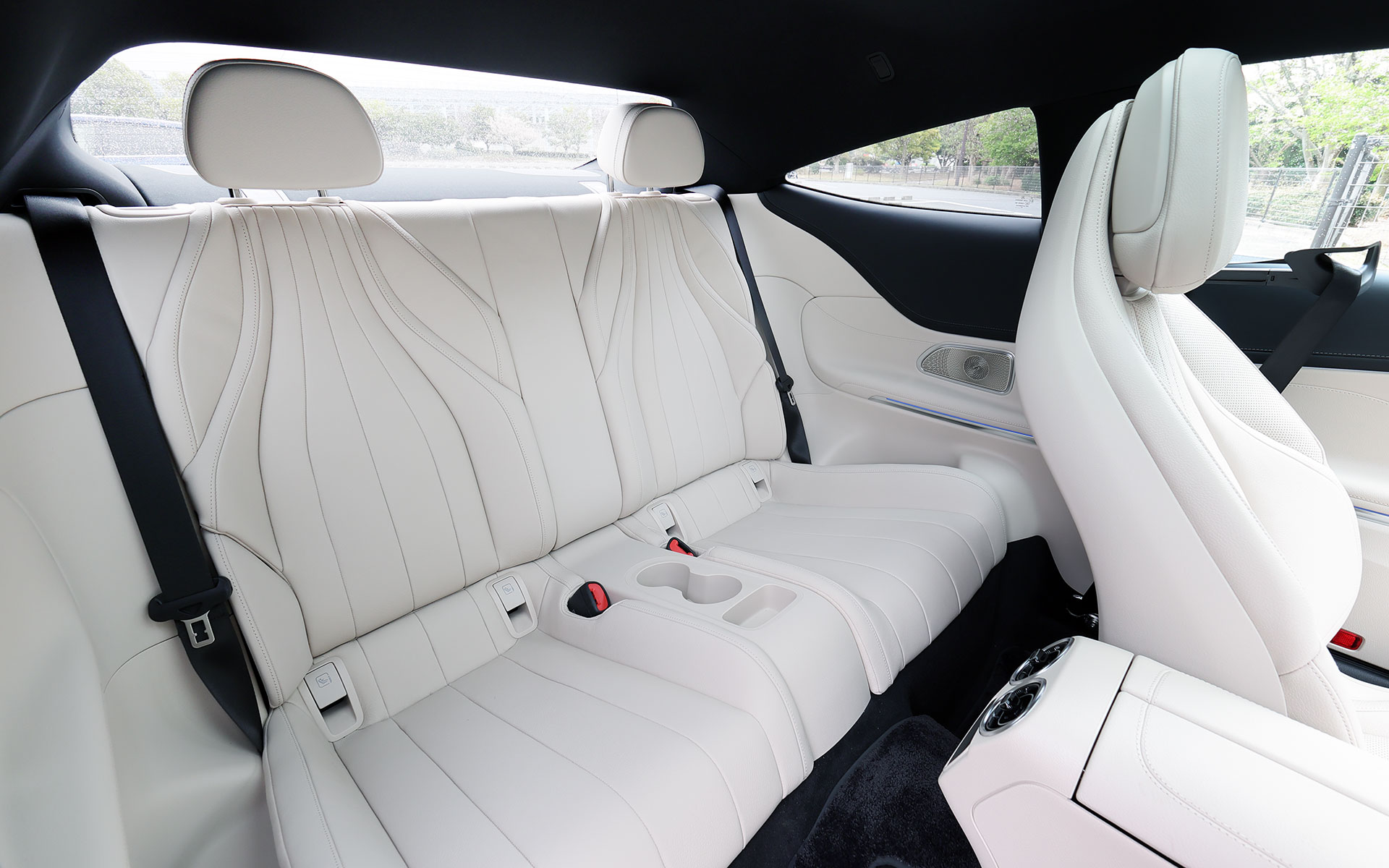 インテリアでは専用開発のスポーティなデザインのフロントシートを採用するとともに、後席は40：20：40の分割可倒式で多彩なシートアレンジを可能にした。ラゲッジスペース容量は420Lを確保する。コクピットは人間工学に基づいて配置した12.3インチと11.9インチの2つの高解像度ディスプレイを搭載。また、日々の乗車中に行なう操作の流れを「ルーティン」として組み立て、一定の条件を満たした場合に各種機能を作動させることで、ドライバーの車内での操作負担を軽減する「ルーティン機能」を搭載しているのも新しい