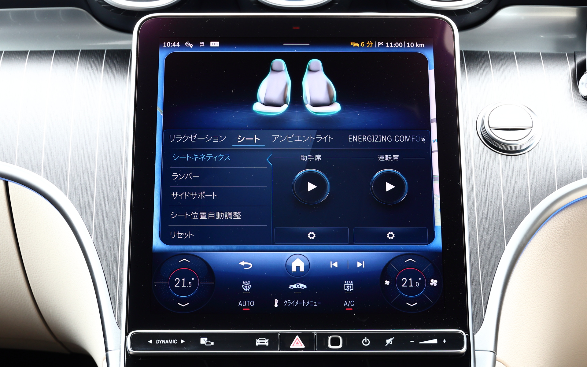 インテリアでは専用開発のスポーティなデザインのフロントシートを採用するとともに、後席は40：20：40の分割可倒式で多彩なシートアレンジを可能にした。ラゲッジスペース容量は420Lを確保する。コクピットは人間工学に基づいて配置した12.3インチと11.9インチの2つの高解像度ディスプレイを搭載。また、日々の乗車中に行なう操作の流れを「ルーティン」として組み立て、一定の条件を満たした場合に各種機能を作動させることで、ドライバーの車内での操作負担を軽減する「ルーティン機能」を搭載しているのも新しい