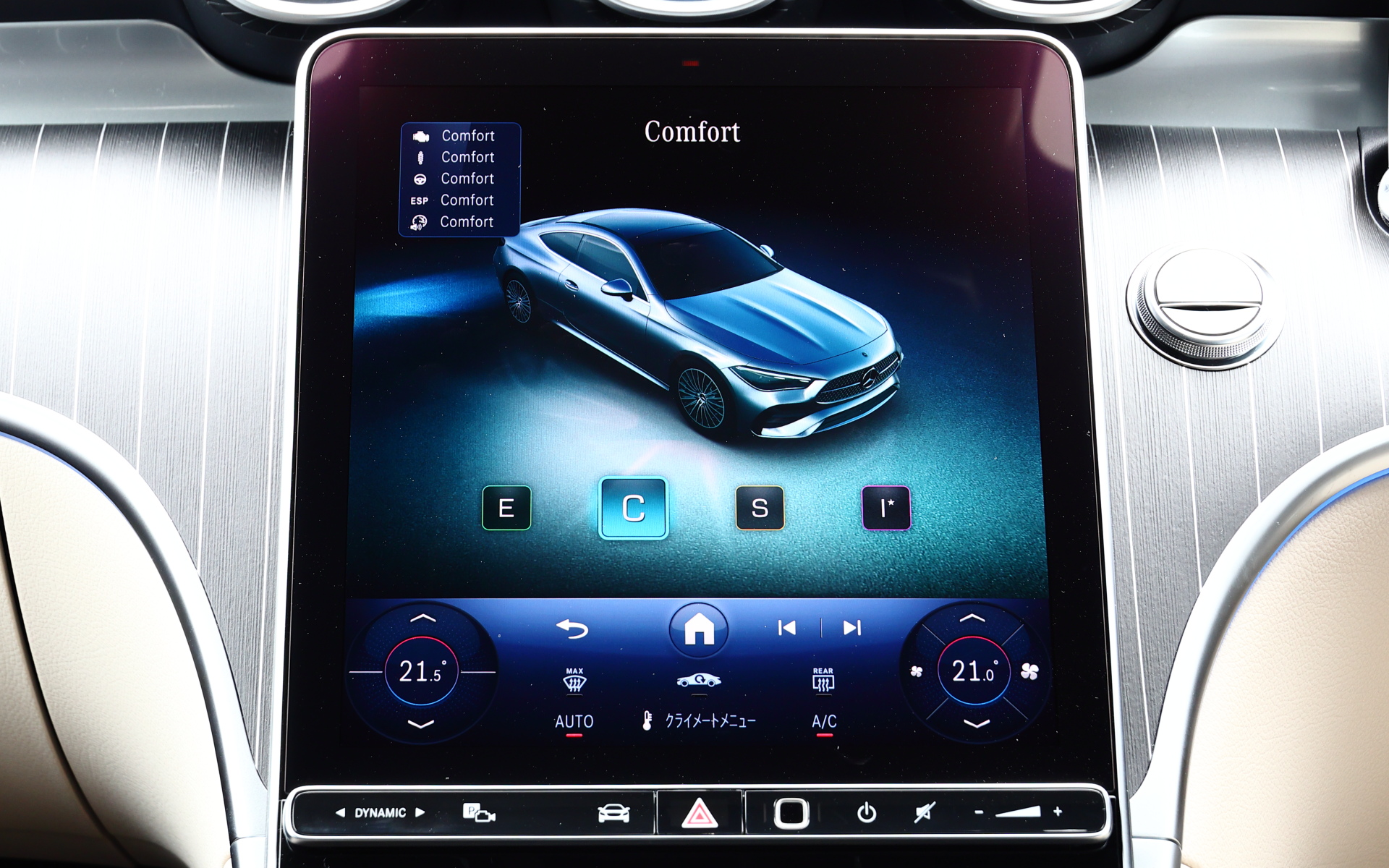 インテリアでは専用開発のスポーティなデザインのフロントシートを採用するとともに、後席は40：20：40の分割可倒式で多彩なシートアレンジを可能にした。ラゲッジスペース容量は420Lを確保する。コクピットは人間工学に基づいて配置した12.3インチと11.9インチの2つの高解像度ディスプレイを搭載。また、日々の乗車中に行なう操作の流れを「ルーティン」として組み立て、一定の条件を満たした場合に各種機能を作動させることで、ドライバーの車内での操作負担を軽減する「ルーティン機能」を搭載しているのも新しい