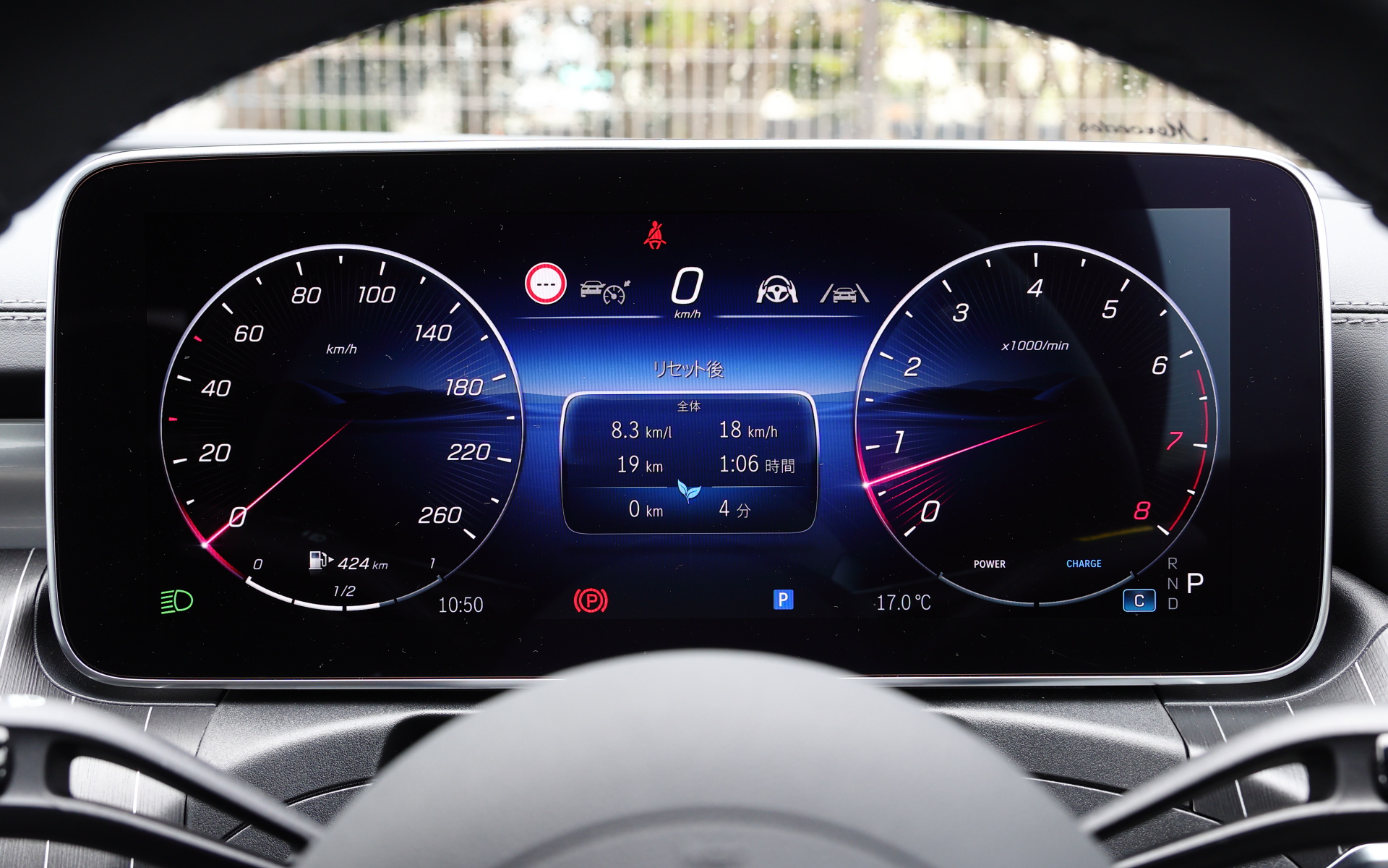 インテリアでは専用開発のスポーティなデザインのフロントシートを採用するとともに、後席は40：20：40の分割可倒式で多彩なシートアレンジを可能にした。ラゲッジスペース容量は420Lを確保する。コクピットは人間工学に基づいて配置した12.3インチと11.9インチの2つの高解像度ディスプレイを搭載。また、日々の乗車中に行なう操作の流れを「ルーティン」として組み立て、一定の条件を満たした場合に各種機能を作動させることで、ドライバーの車内での操作負担を軽減する「ルーティン機能」を搭載しているのも新しい