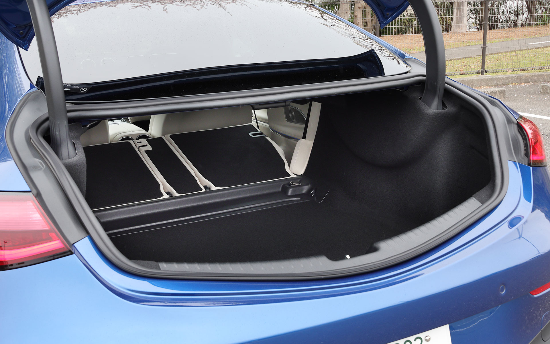 インテリアでは専用開発のスポーティなデザインのフロントシートを採用するとともに、後席は40：20：40の分割可倒式で多彩なシートアレンジを可能にした。ラゲッジスペース容量は420Lを確保する。コクピットは人間工学に基づいて配置した12.3インチと11.9インチの2つの高解像度ディスプレイを搭載。また、日々の乗車中に行なう操作の流れを「ルーティン」として組み立て、一定の条件を満たした場合に各種機能を作動させることで、ドライバーの車内での操作負担を軽減する「ルーティン機能」を搭載しているのも新しい