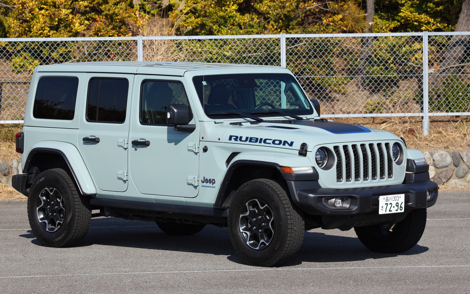 ラングラー 4xeのボディサイズは4870×1930×1855mm（全長×全幅×全高）、ホイールベースは3010mm。プラグインハイブリッドモデルの独自装備としてエンジンフード、ボディサイドのTRAIL RATEDバッヂのほか、リアエンブレムにブルーのアクセントカラーを採用した。バッテリの充電は家庭用200Vの普通充電に対応する。なお、すべての高電圧電子部品はシーリング加工や防水処理が施されており、渡河性能はガソリンエンジン車と同等の30インチ（76cm）を実現しているという