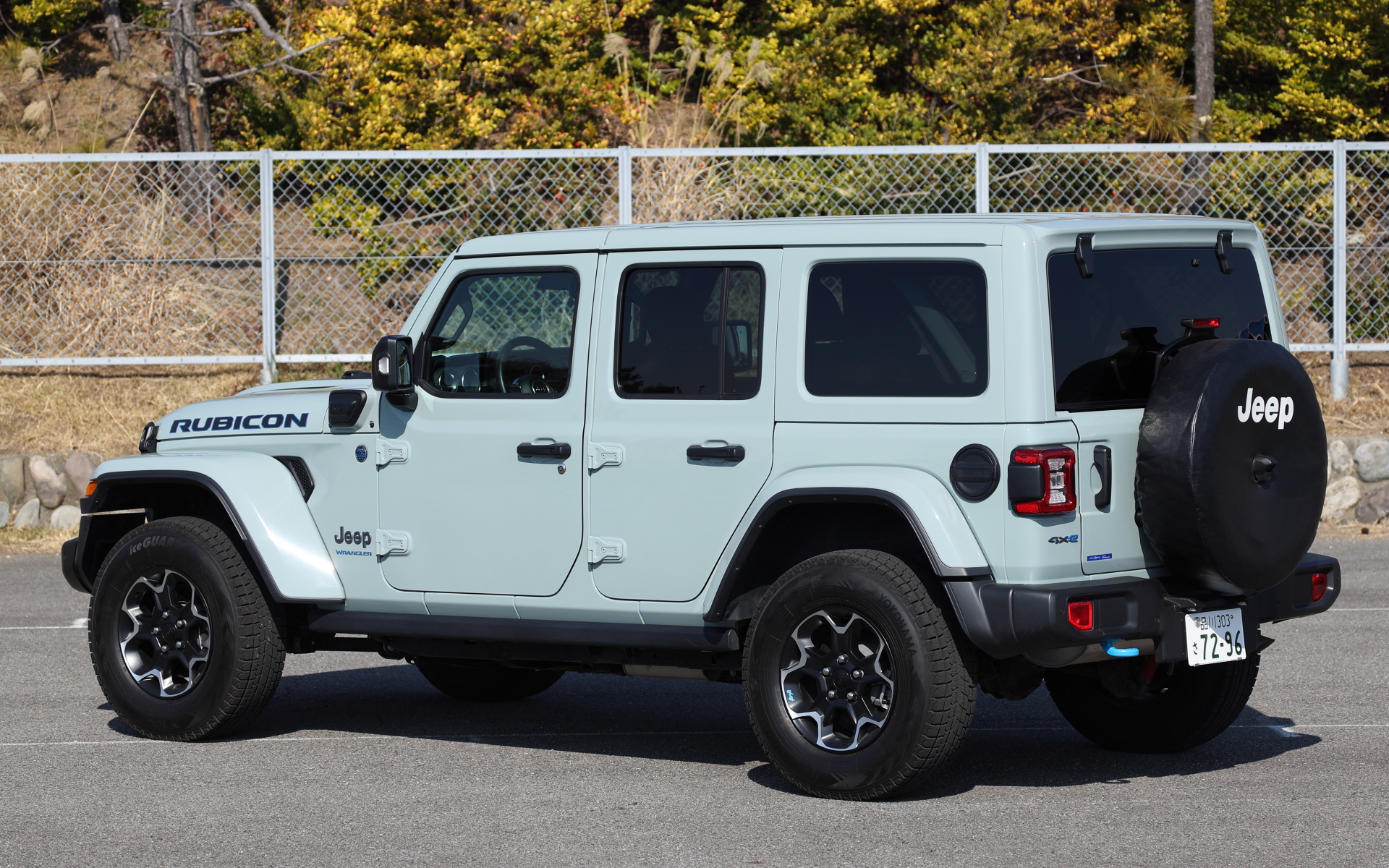 ラングラー 4xeのボディサイズは4870×1930×1855mm（全長×全幅×全高）、ホイールベースは3010mm。プラグインハイブリッドモデルの独自装備としてエンジンフード、ボディサイドのTRAIL RATEDバッヂのほか、リアエンブレムにブルーのアクセントカラーを採用した。バッテリの充電は家庭用200Vの普通充電に対応する。なお、すべての高電圧電子部品はシーリング加工や防水処理が施されており、渡河性能はガソリンエンジン車と同等の30インチ（76cm）を実現しているという