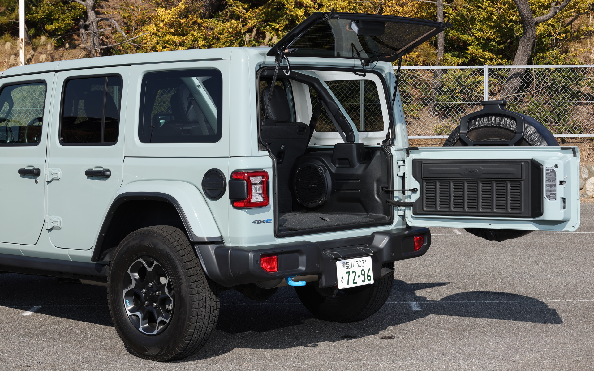 バックドアは下半分が横開きで開閉するとともに、ガラスハッチは上ヒンジで開閉可能