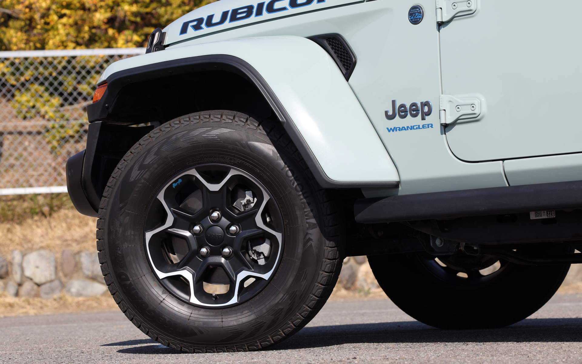 ラングラー 4xeのボディサイズは4870×1930×1855mm（全長×全幅×全高）、ホイールベースは3010mm。プラグインハイブリッドモデルの独自装備としてエンジンフード、ボディサイドのTRAIL RATEDバッヂのほか、リアエンブレムにブルーのアクセントカラーを採用した。バッテリの充電は家庭用200Vの普通充電に対応する。なお、すべての高電圧電子部品はシーリング加工や防水処理が施されており、渡河性能はガソリンエンジン車と同等の30インチ（76cm）を実現しているという