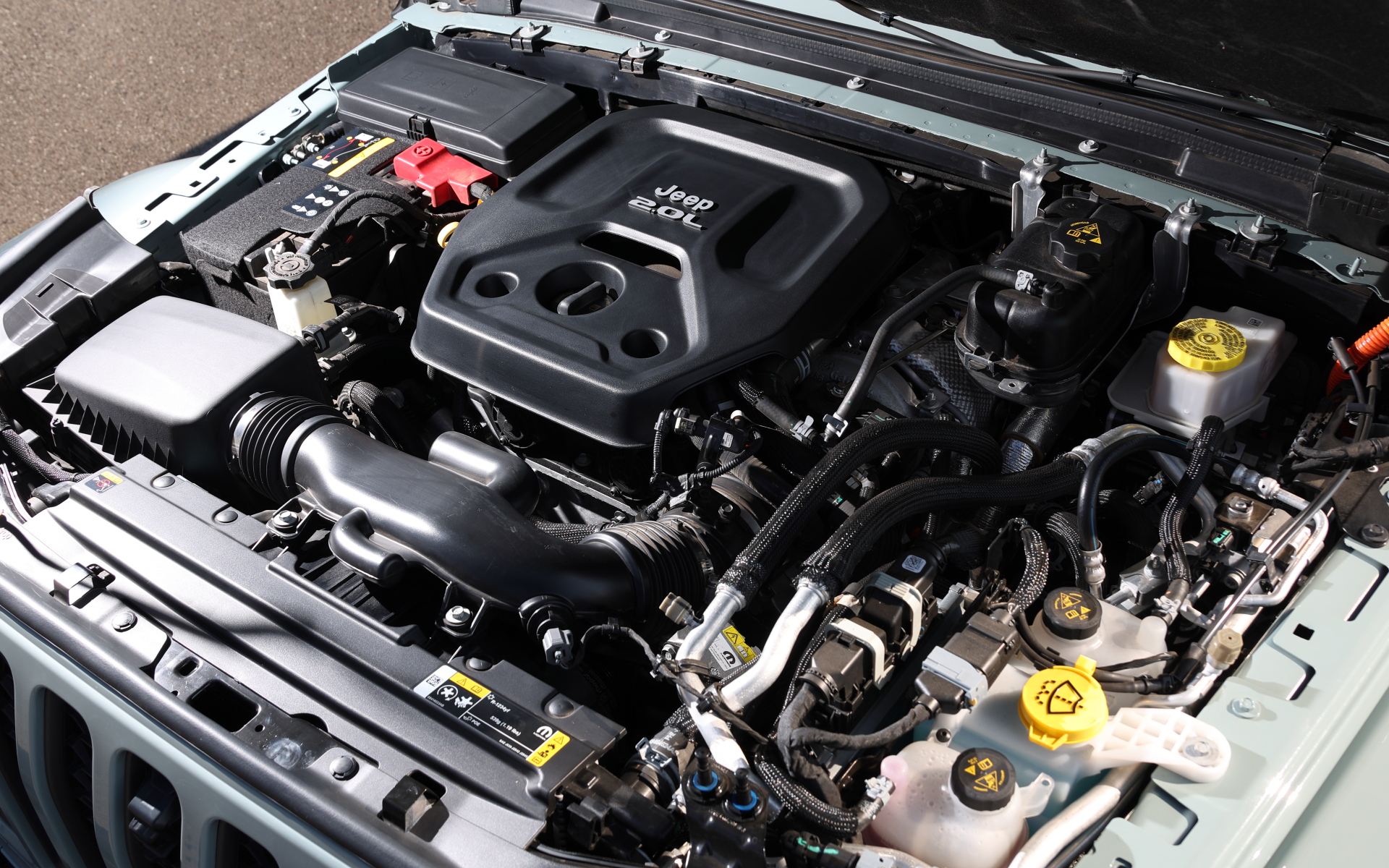 ラングラー 4xeのパワートレーンは直列4気筒DOHC 2.0リッターターボエンジン、2基の電気モーター（P1/P2）、350Vのリチウムイオンバッテリ、8速ATの構成。エンジンの最高出力は200kW（272PS）/5250rpm、最大トルクは400Nm（40.8kgfm）/3000rpm。駆動用モーターの役割を担うP2モーターの最高出力は107kW（145PS）、最大トルクは255Nm（26.0kgfm）で、WLTCモード燃費は8.6km/Lとなっている