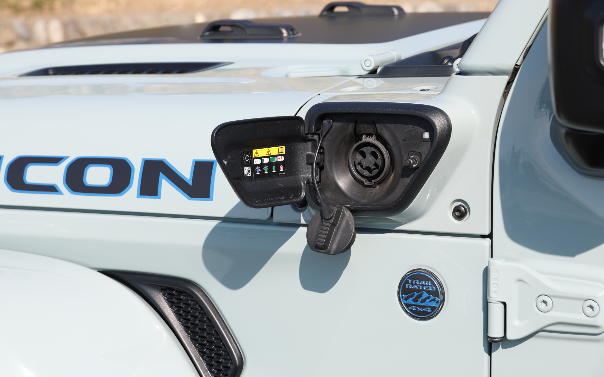 ラングラー 4xeのボディサイズは4870×1930×1855mm（全長×全幅×全高）、ホイールベースは3010mm。プラグインハイブリッドモデルの独自装備としてエンジンフード、ボディサイドのTRAIL RATEDバッヂのほか、リアエンブレムにブルーのアクセントカラーを採用した。バッテリの充電は家庭用200Vの普通充電に対応する。なお、すべての高電圧電子部品はシーリング加工や防水処理が施されており、渡河性能はガソリンエンジン車と同等の30インチ（76cm）を実現しているという