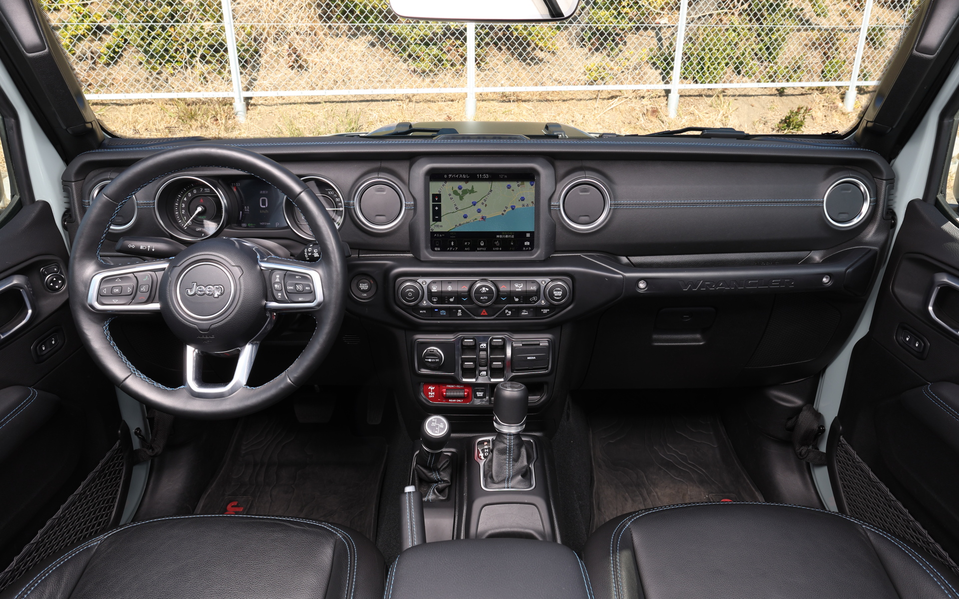 インテリアではブルーステッチをあしらうことで特別感を演出。デフロック機構は下に押すとリアのみが、上に上げるとフロント/リアがデフロックされ極悪路で威力を発揮する