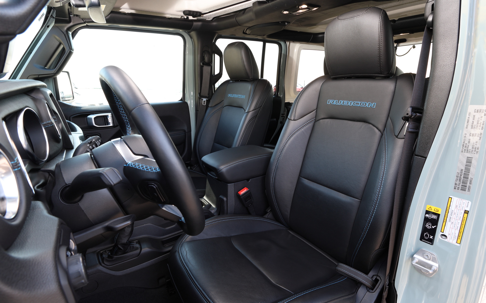 インテリアではブルーステッチをあしらうことで特別感を演出。デフロック機構は下に押すとリアのみが、上に上げるとフロント/リアがデフロックされ極悪路で威力を発揮する