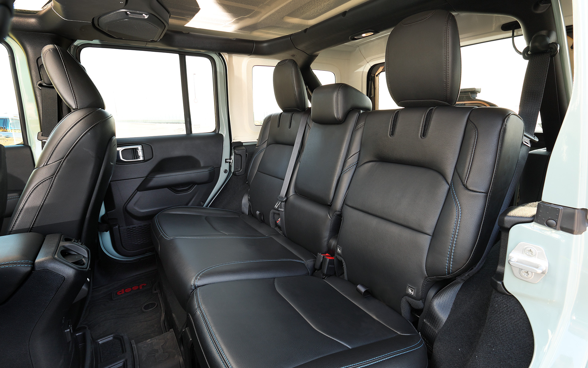 インテリアではブルーステッチをあしらうことで特別感を演出。デフロック機構は下に押すとリアのみが、上に上げるとフロント/リアがデフロックされ極悪路で威力を発揮する