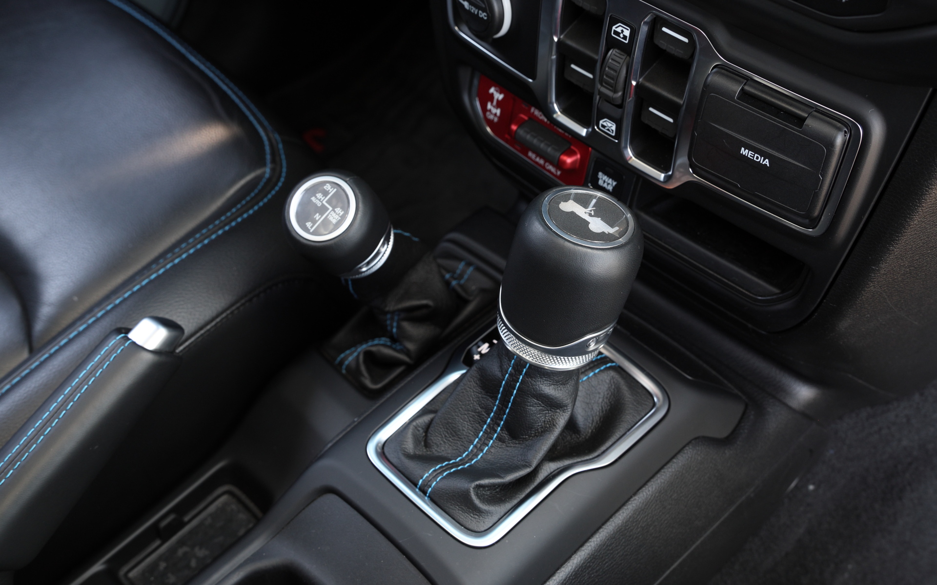 インテリアではブルーステッチをあしらうことで特別感を演出。デフロック機構は下に押すとリアのみが、上に上げるとフロント/リアがデフロックされ極悪路で威力を発揮する