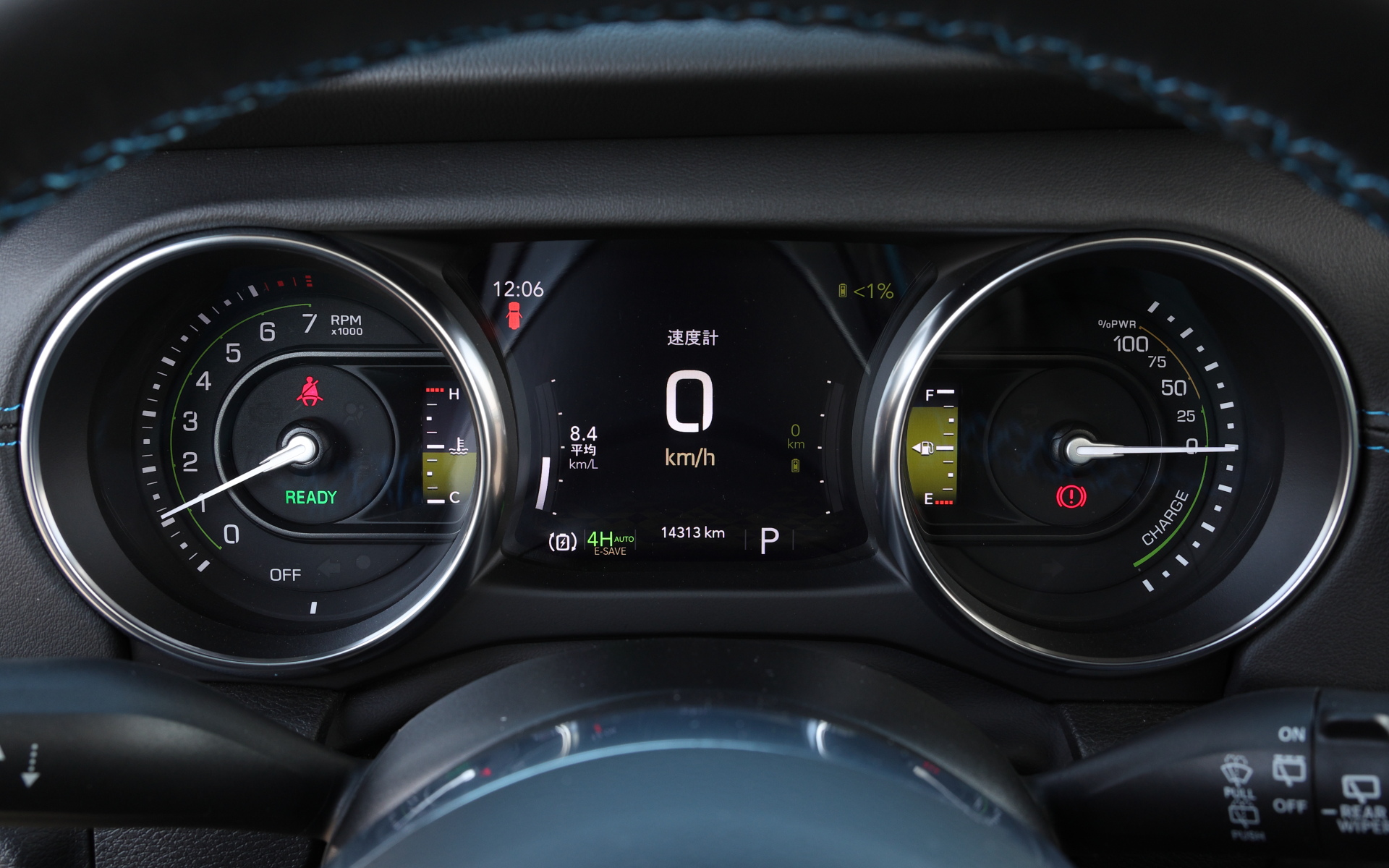 インテリアではブルーステッチをあしらうことで特別感を演出。デフロック機構は下に押すとリアのみが、上に上げるとフロント/リアがデフロックされ極悪路で威力を発揮する