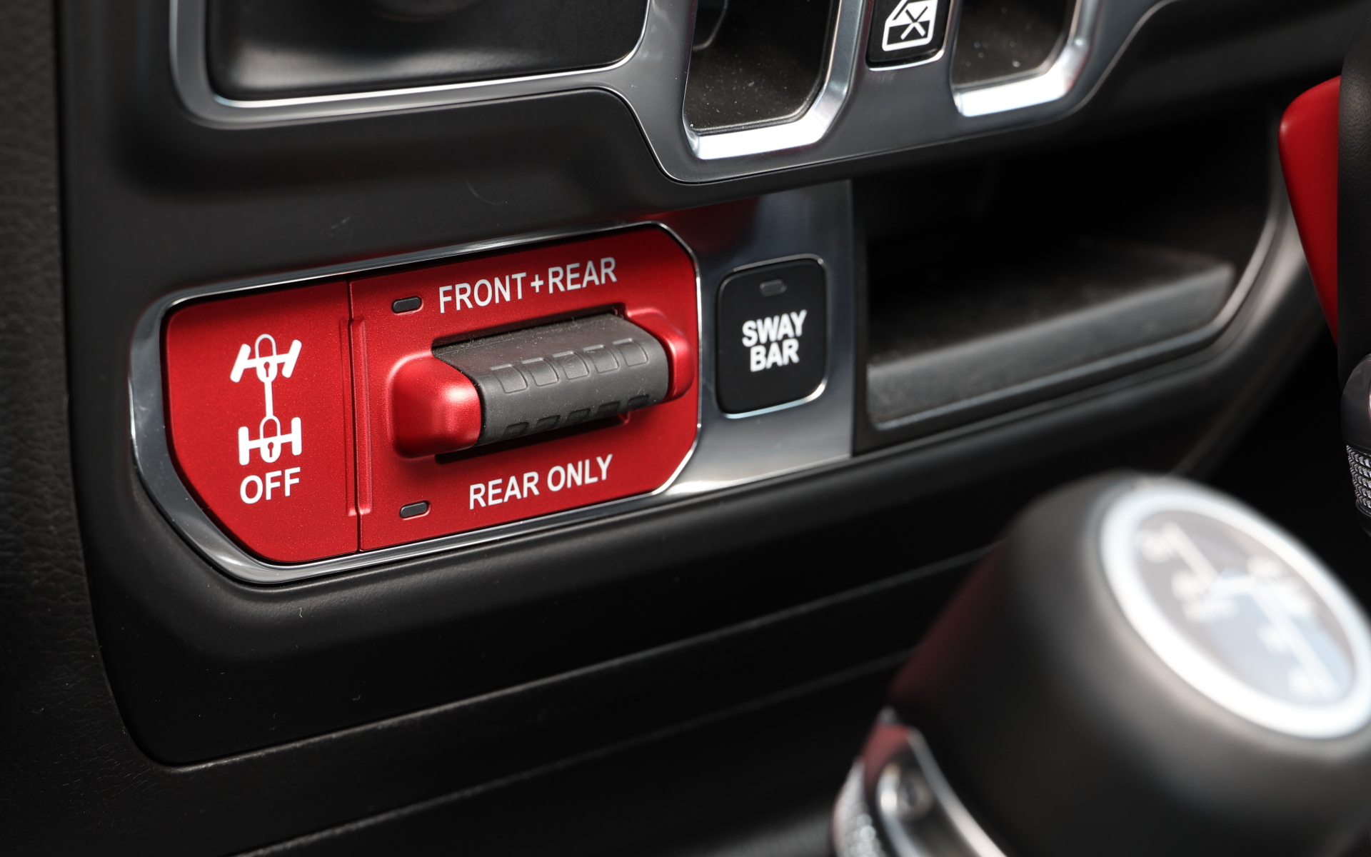 インテリアではブルーステッチをあしらうことで特別感を演出。デフロック機構は下に押すとリアのみが、上に上げるとフロント/リアがデフロックされ極悪路で威力を発揮する