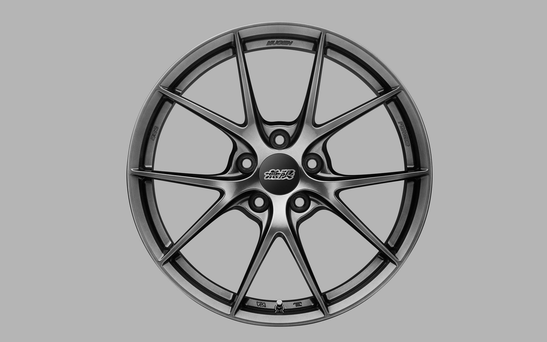 「アルミホイール FR10」（価格：17万6000円/本、8月下旬発売予定）。走行テストを重ね、シビック TYPE R 用に最適なホイール剛性を実現した専用設計の19インチ鍛造アルミホイールをBBSと共同で開発。標準装備アルミホイールに対して約-10㎏/台の軽量化を実現した。ホイールセンターキャップは別売り