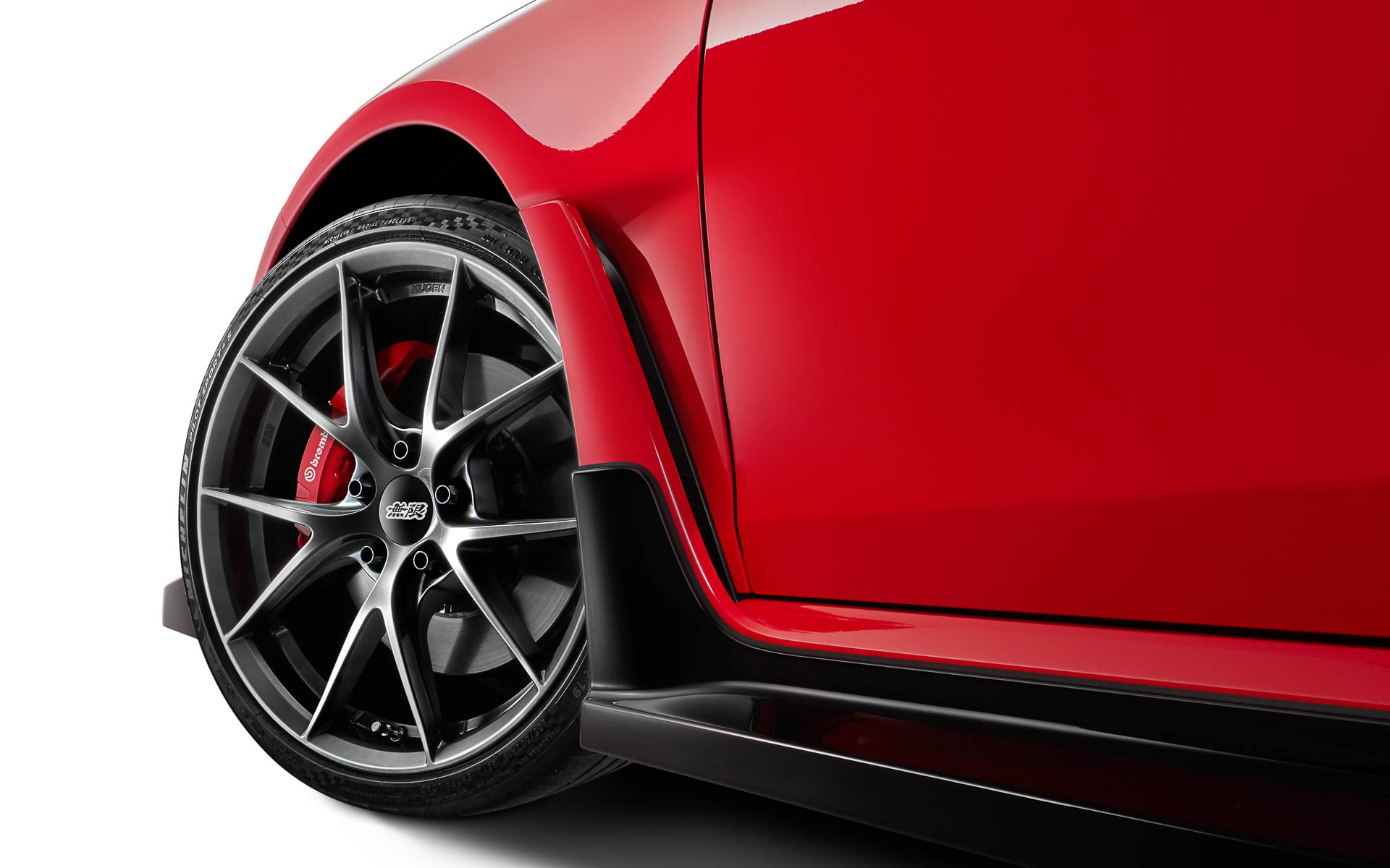 「アルミホイール FR10」（価格：17万6000円/本、8月下旬発売予定）。走行テストを重ね、シビック TYPE R 用に最適なホイール剛性を実現した専用設計の19インチ鍛造アルミホイールをBBSと共同で開発。標準装備アルミホイールに対して約-10㎏/台の軽量化を実現した。ホイールセンターキャップは別売り