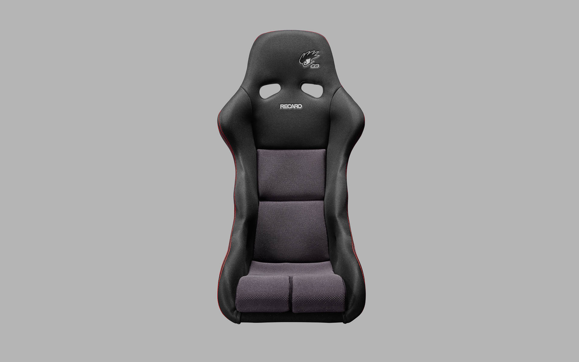 「フルバケットシート MS-C シートレールセット」（価格：29万7000円/運転席・助手席）。サーキット走行における激しい横Gにも耐えられる剛性と軽量化を高次元で両立。身体の部位ごとにウレタンの形状や厚みを最適化することでホールド性と快適性も両立した。表皮メッシュ生地を採用して長時間走行でも蒸れを抑制する。FIA基準をクリアした保安基準適合品