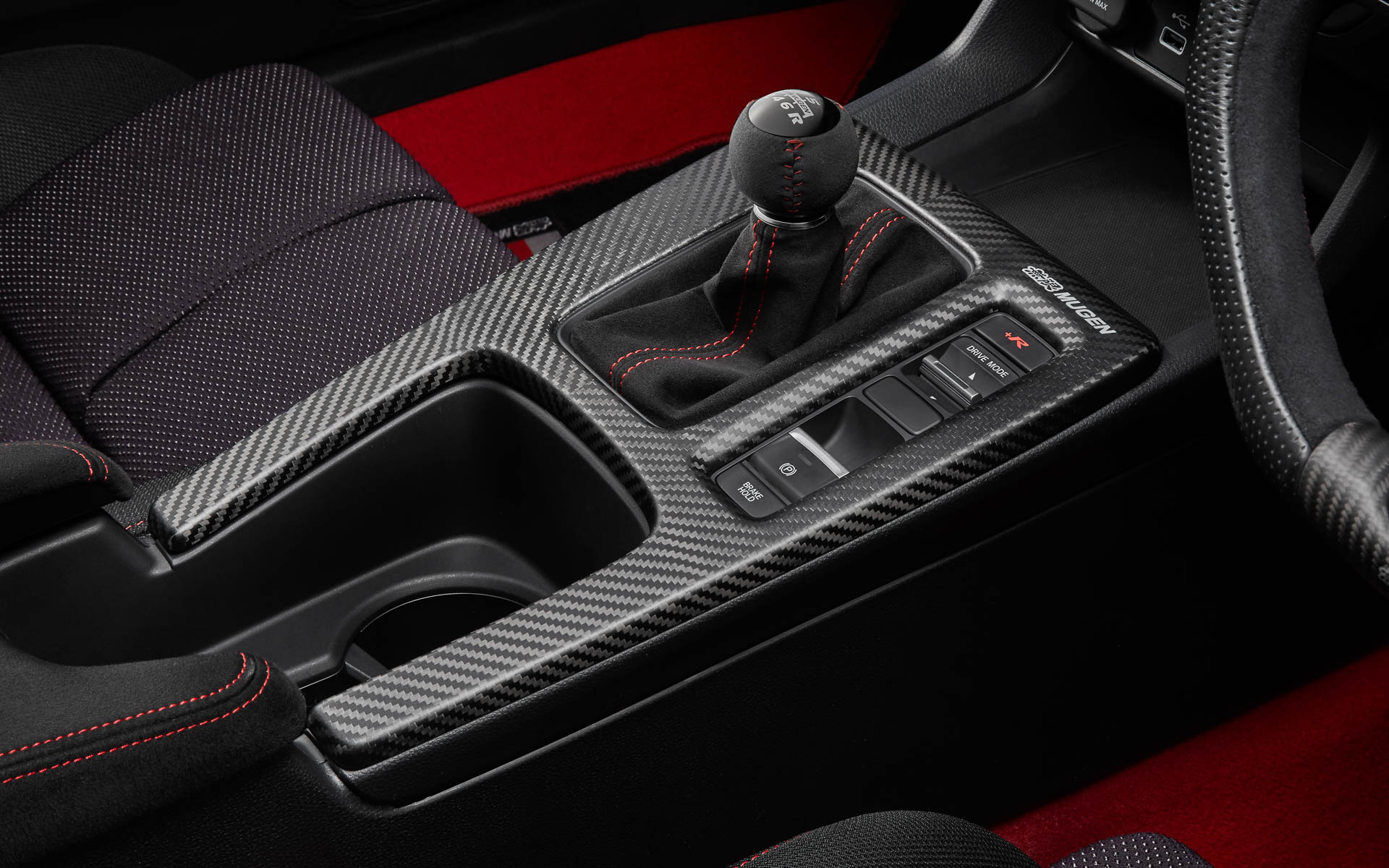 「カーボンセンターコンソールパネル」（価格：7万1500円、5月下旬発売予定）。ドライカーボンを使用し、室内をスポーティに演出する