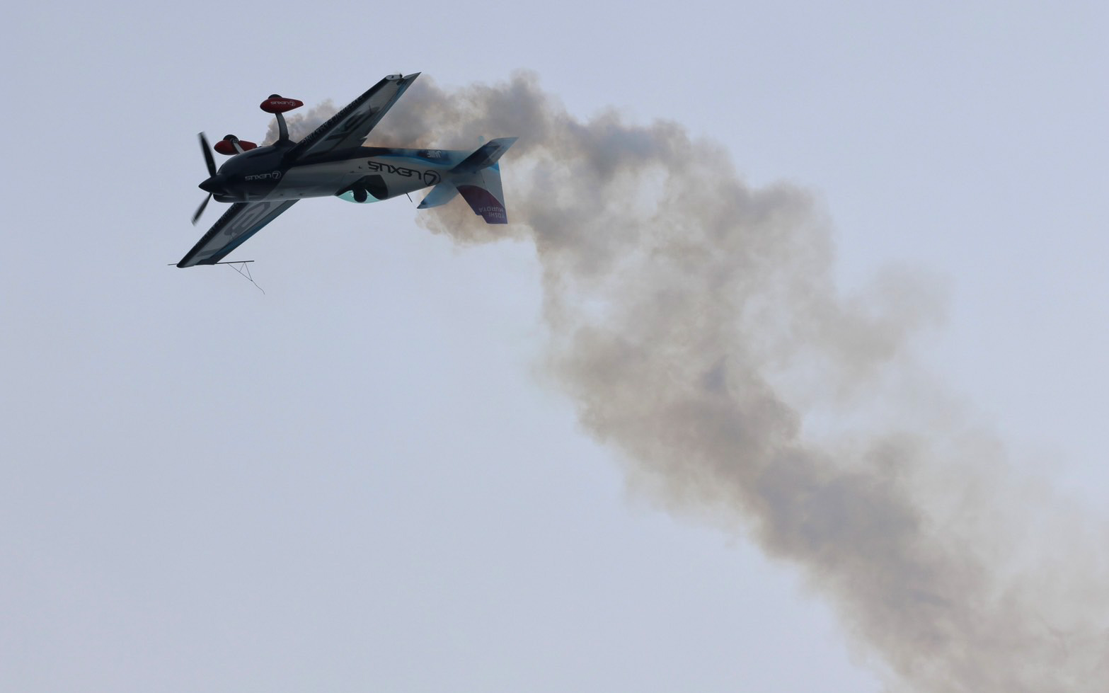 まるで時間が止まっているような、飛行機としてはあり得ない動きも見せる