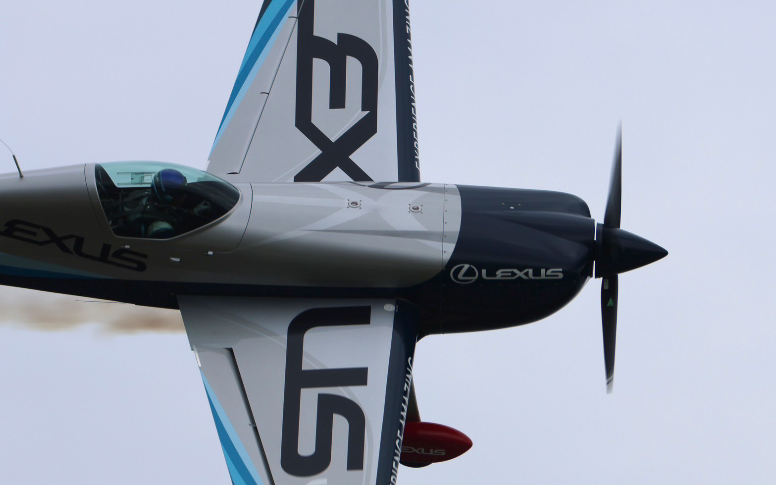 機体はアクロバット用のエクストラ300Sを使用