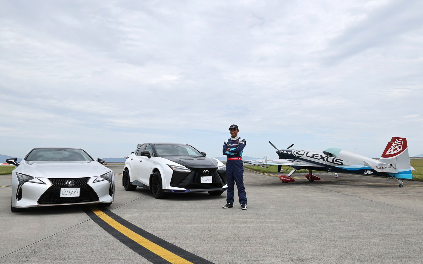 室屋選手が開発協力した特別仕様のRZ450、LC500とともに