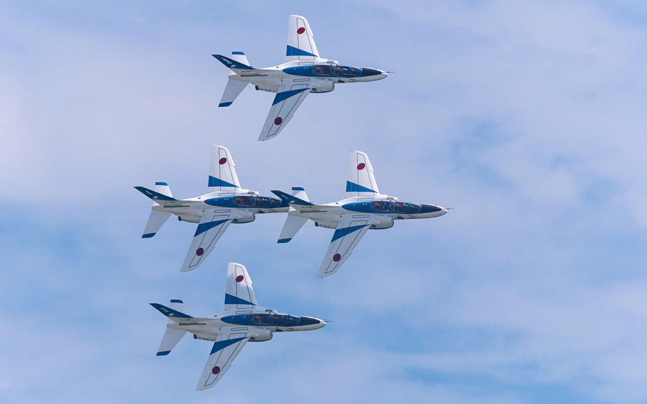 ブルーインパルスも華麗な技を披露した