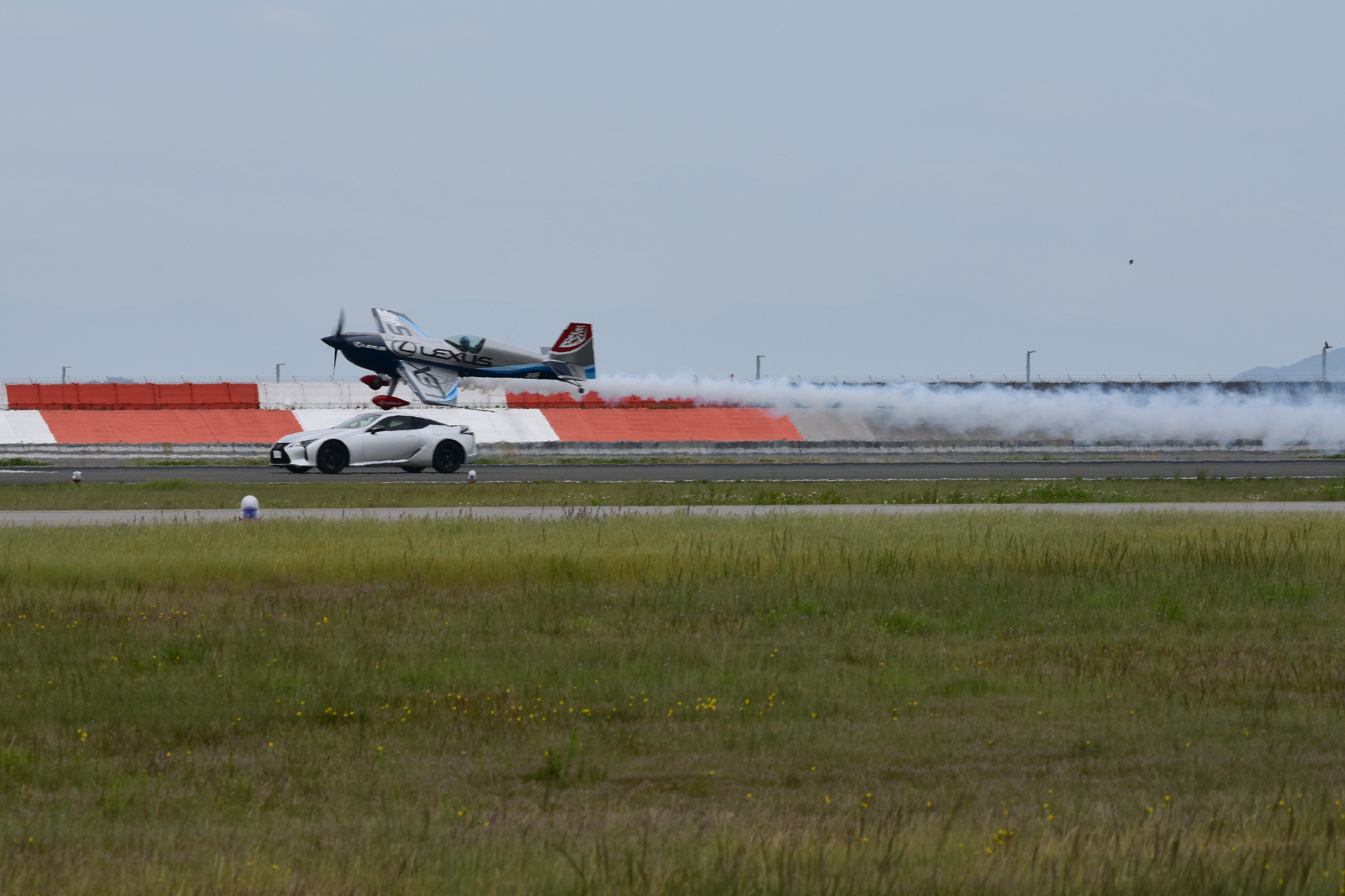 室屋選手はフライトパフォーマンスの一つとしてレクサス車との共演をフレンドシップデーでは初演技
