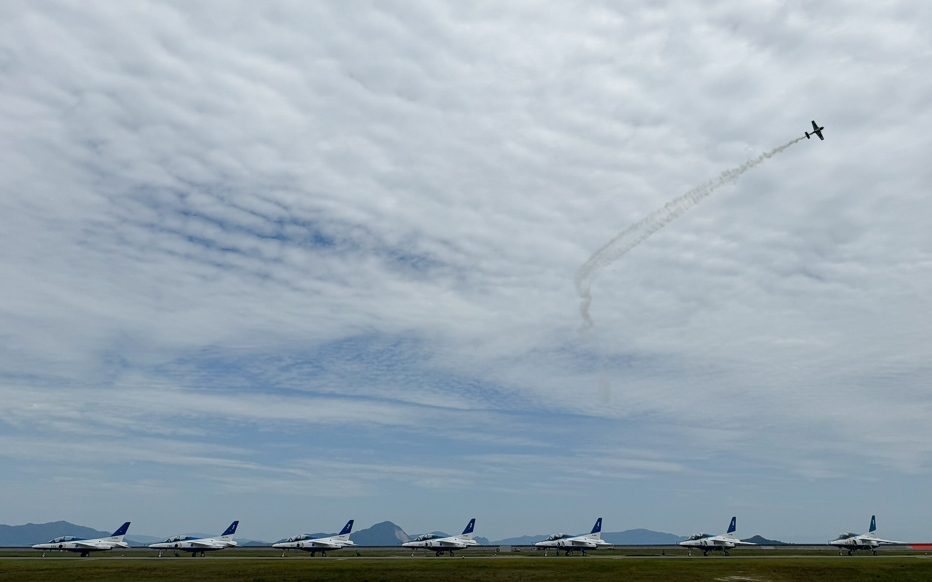 ブルーインパルスと同日競演となった室屋義秀選手。ブルーインパルスとのコラボレーション映像もレクサス パスファインダー エアーレーシングから公開されている